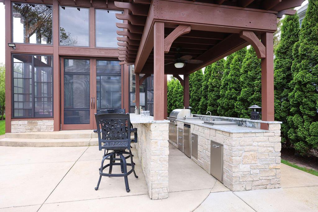 2611 E Lake Shore DRIVE
