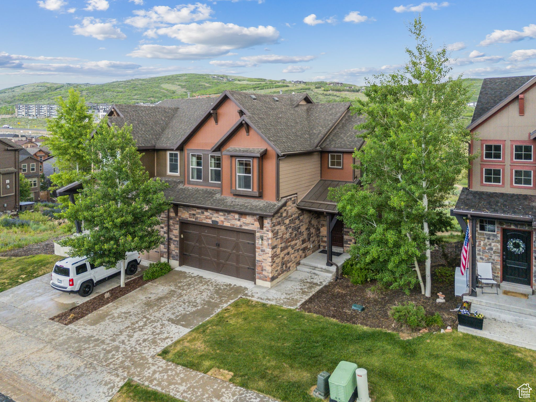 1046 W ABIGAIL DR