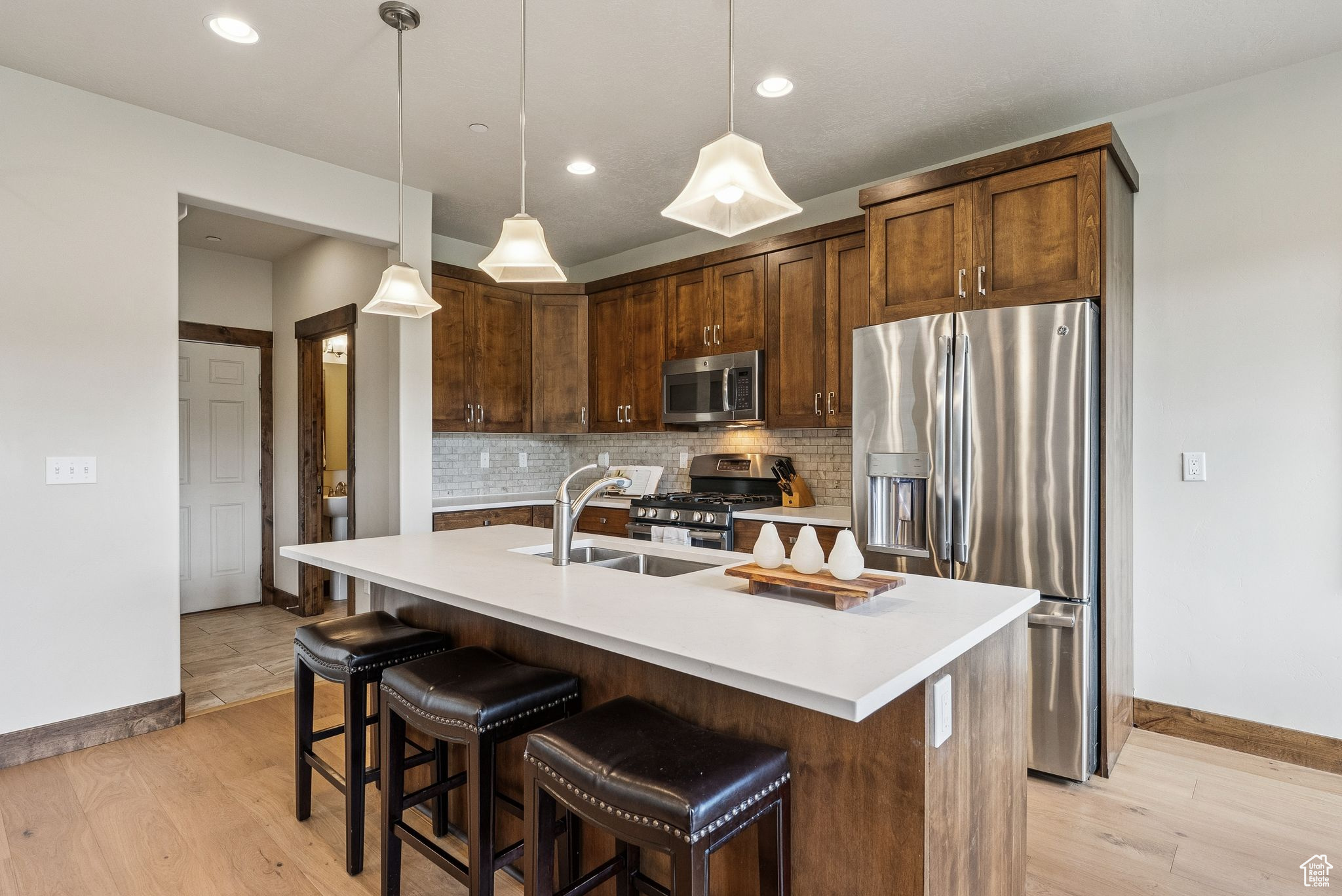 1046 W ABIGAIL DR