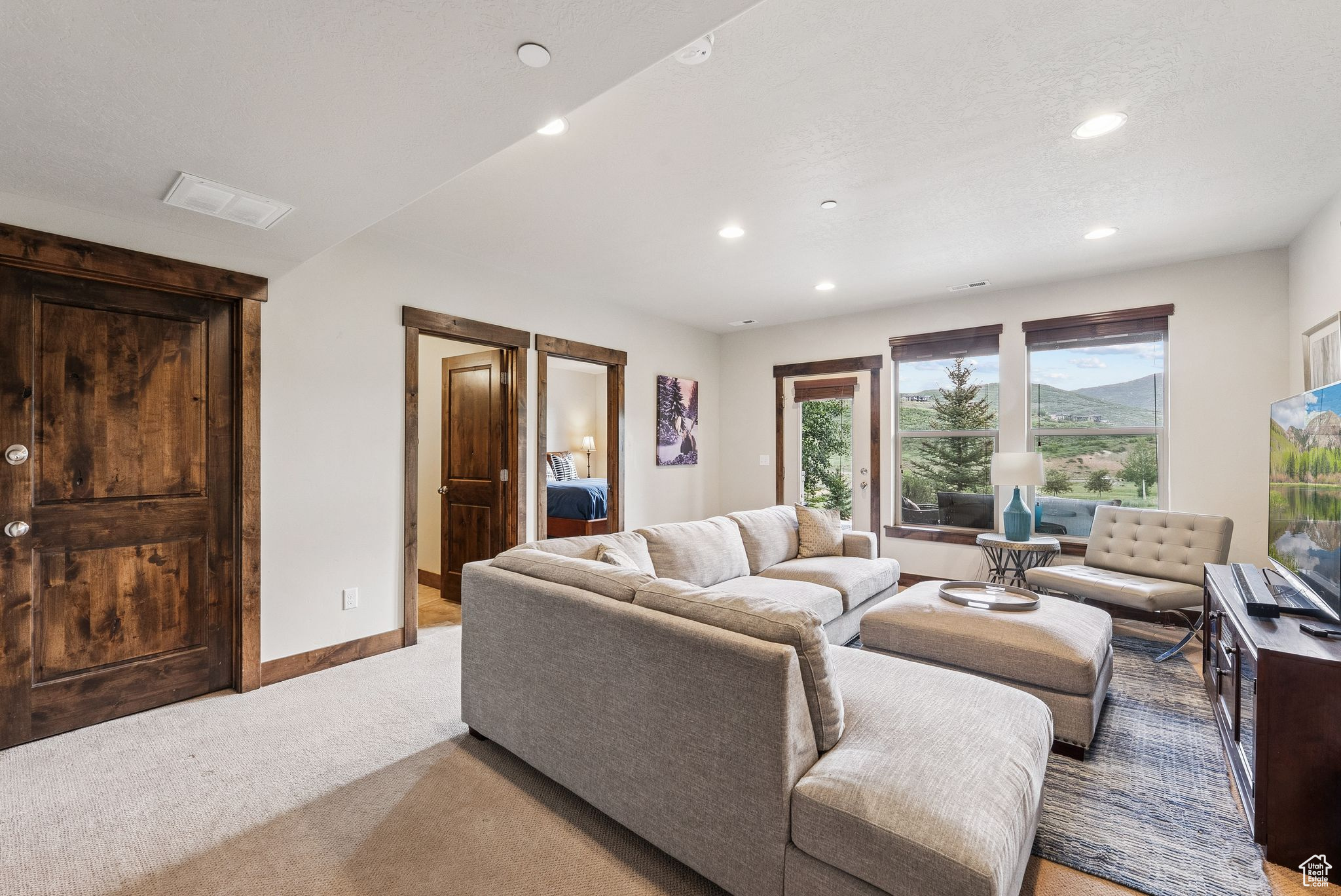 1046 W ABIGAIL DR