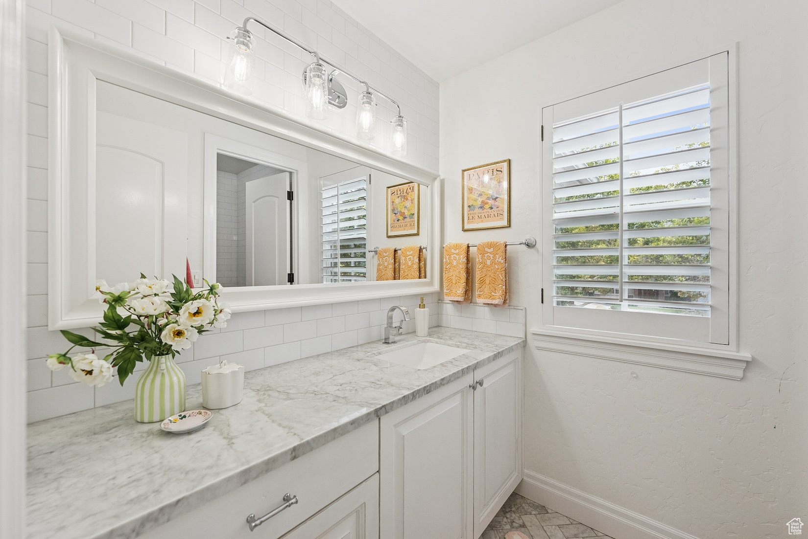 1917 E HOLLADAY VIEW PL