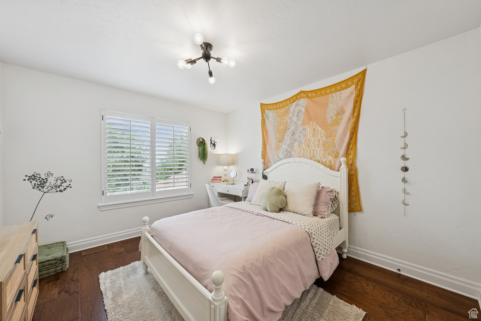 1917 E HOLLADAY VIEW PL