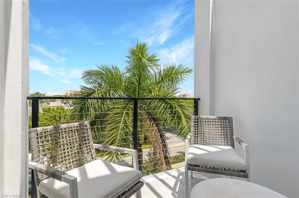 850 Central AVE # 305, NAPLES Unit: 305