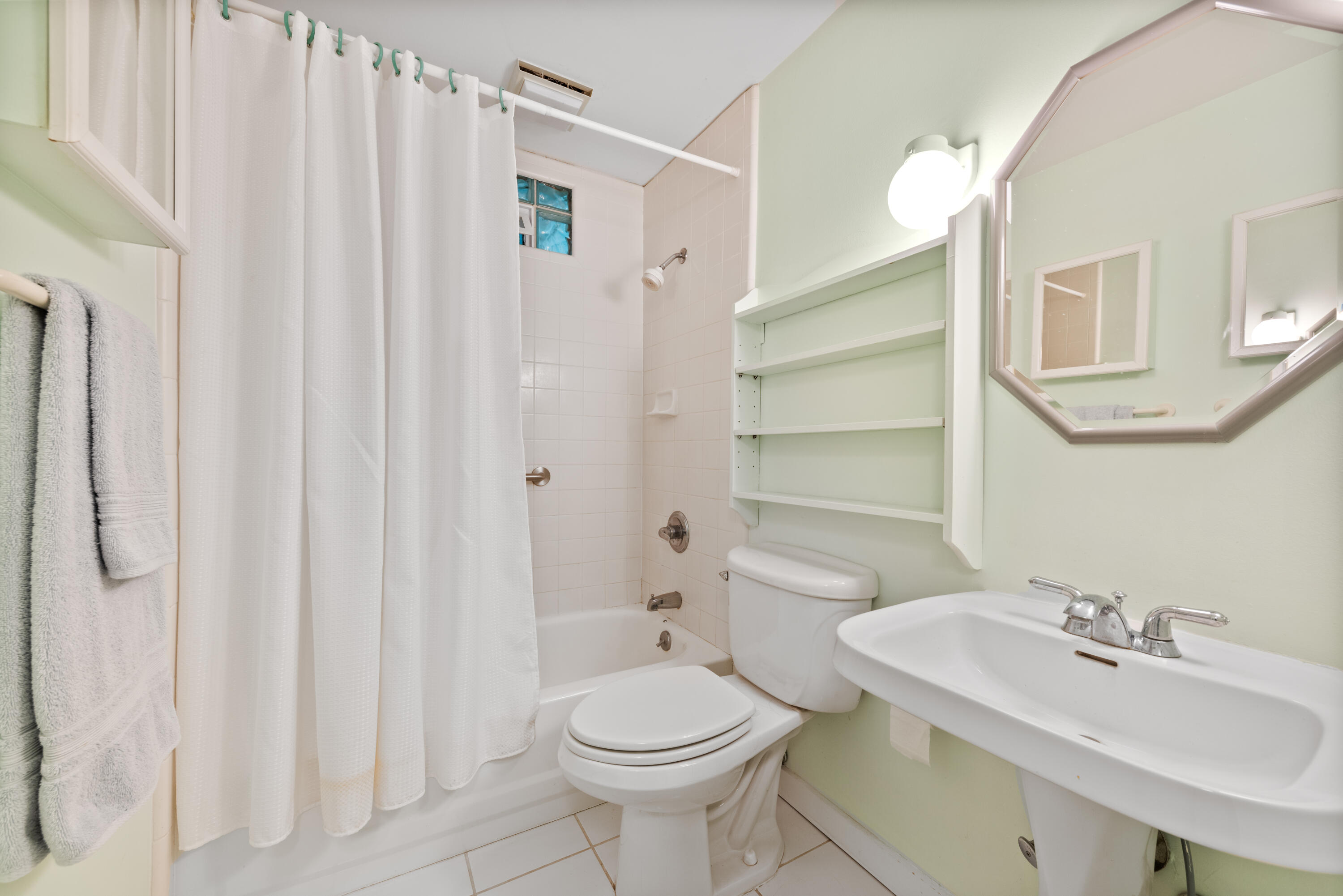 15911 Lake Avenue, 3