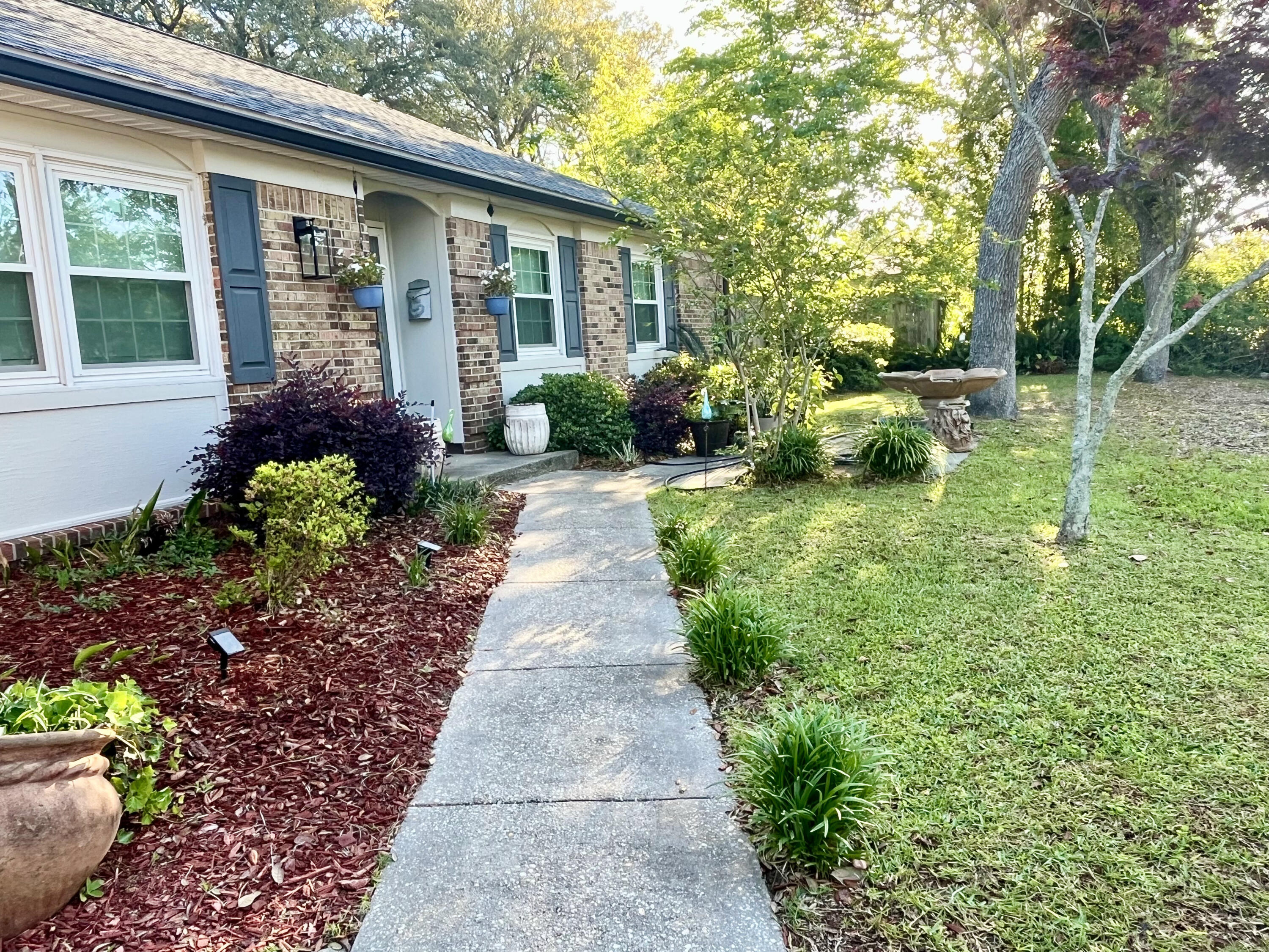 613 Mayflower Avenue