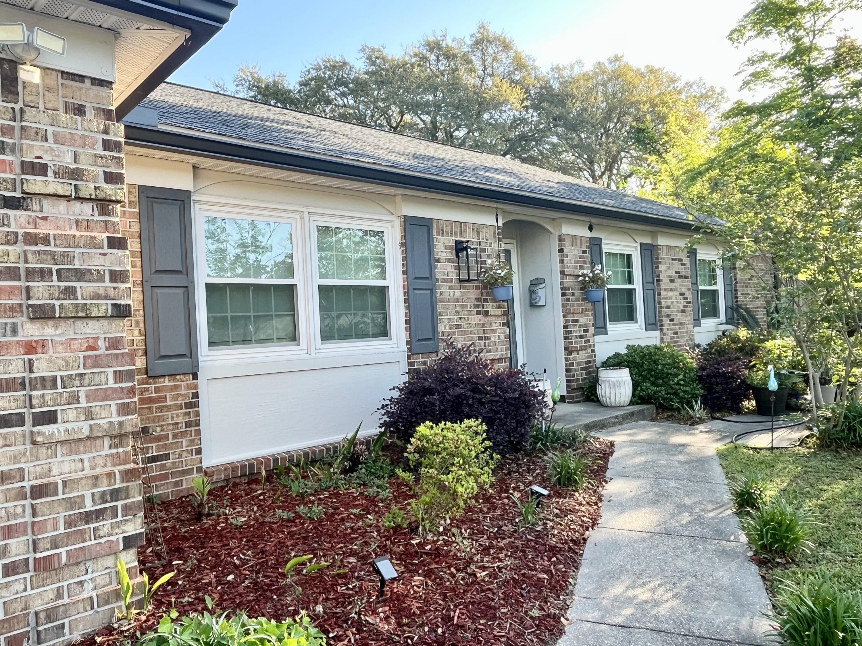 613 Mayflower Avenue