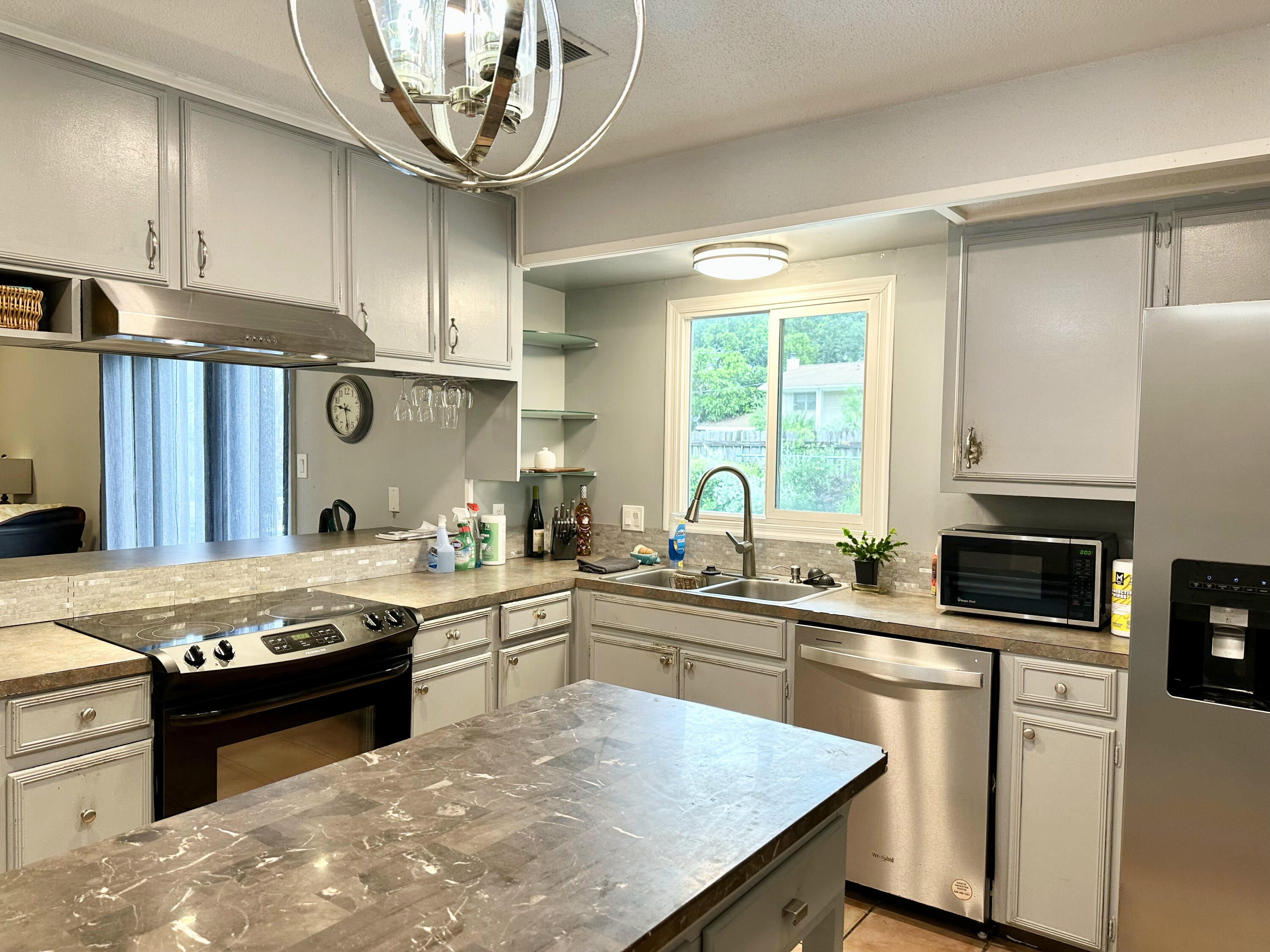 613 Mayflower Avenue