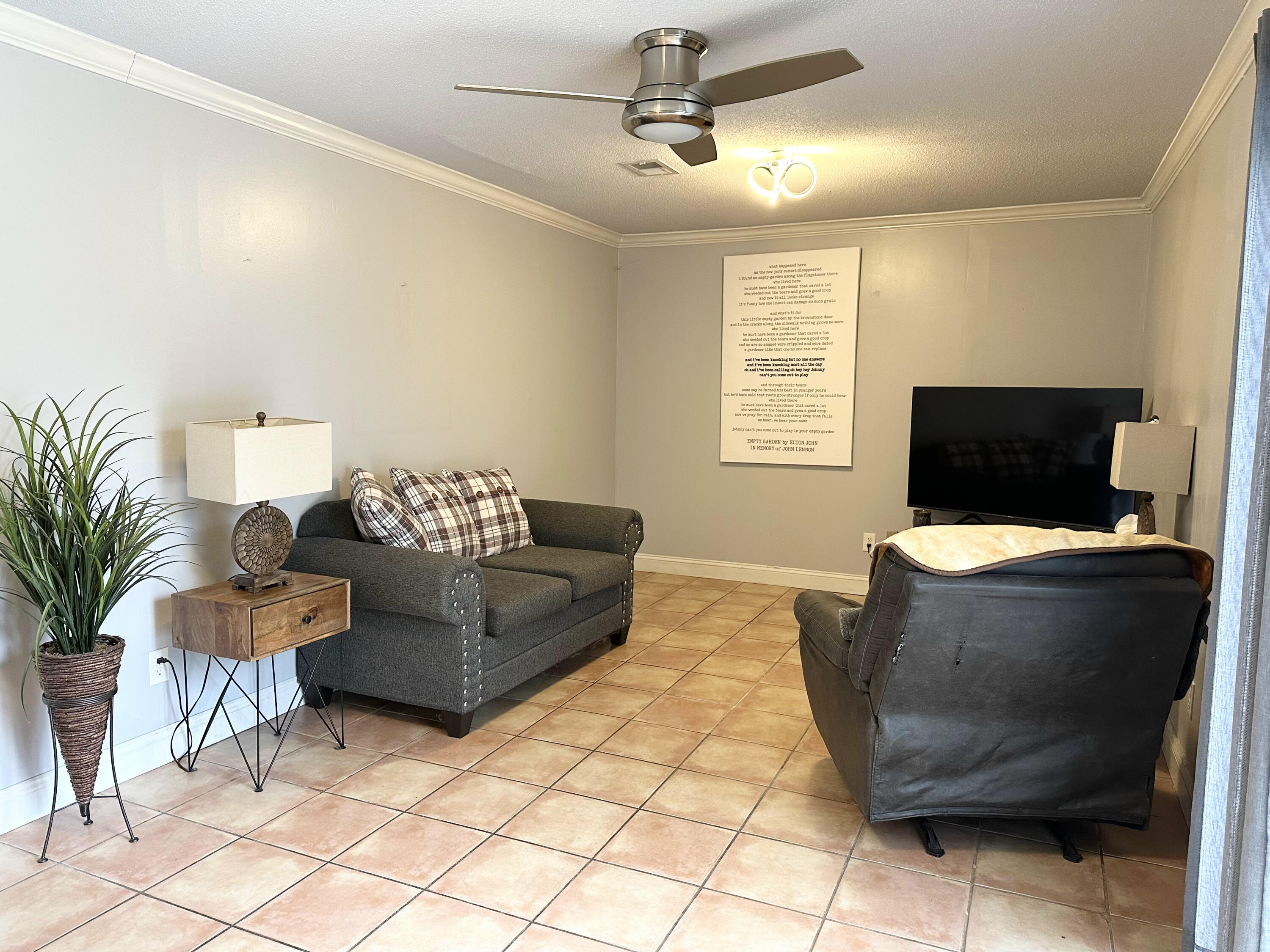 613 Mayflower Avenue