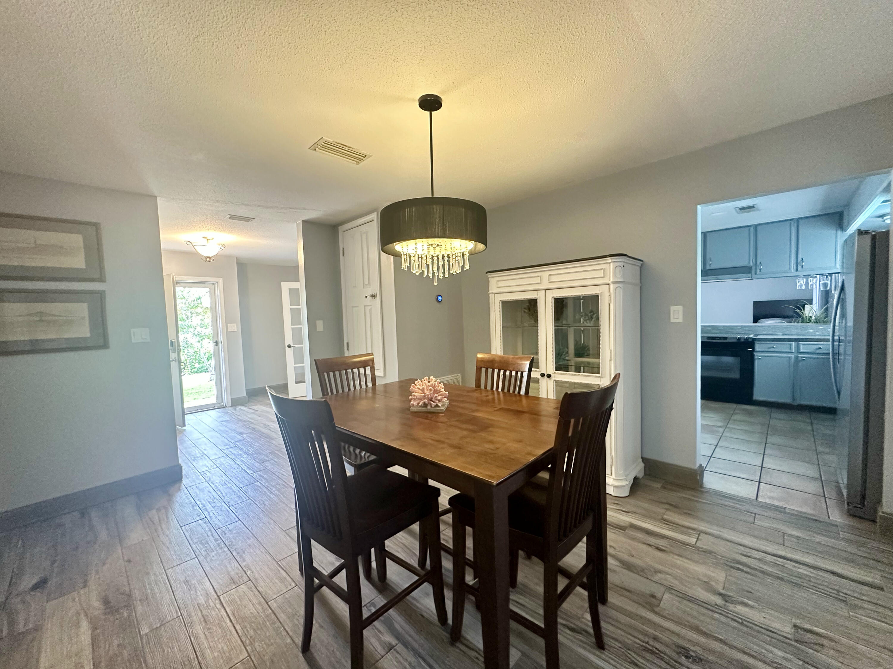 613 Mayflower Avenue