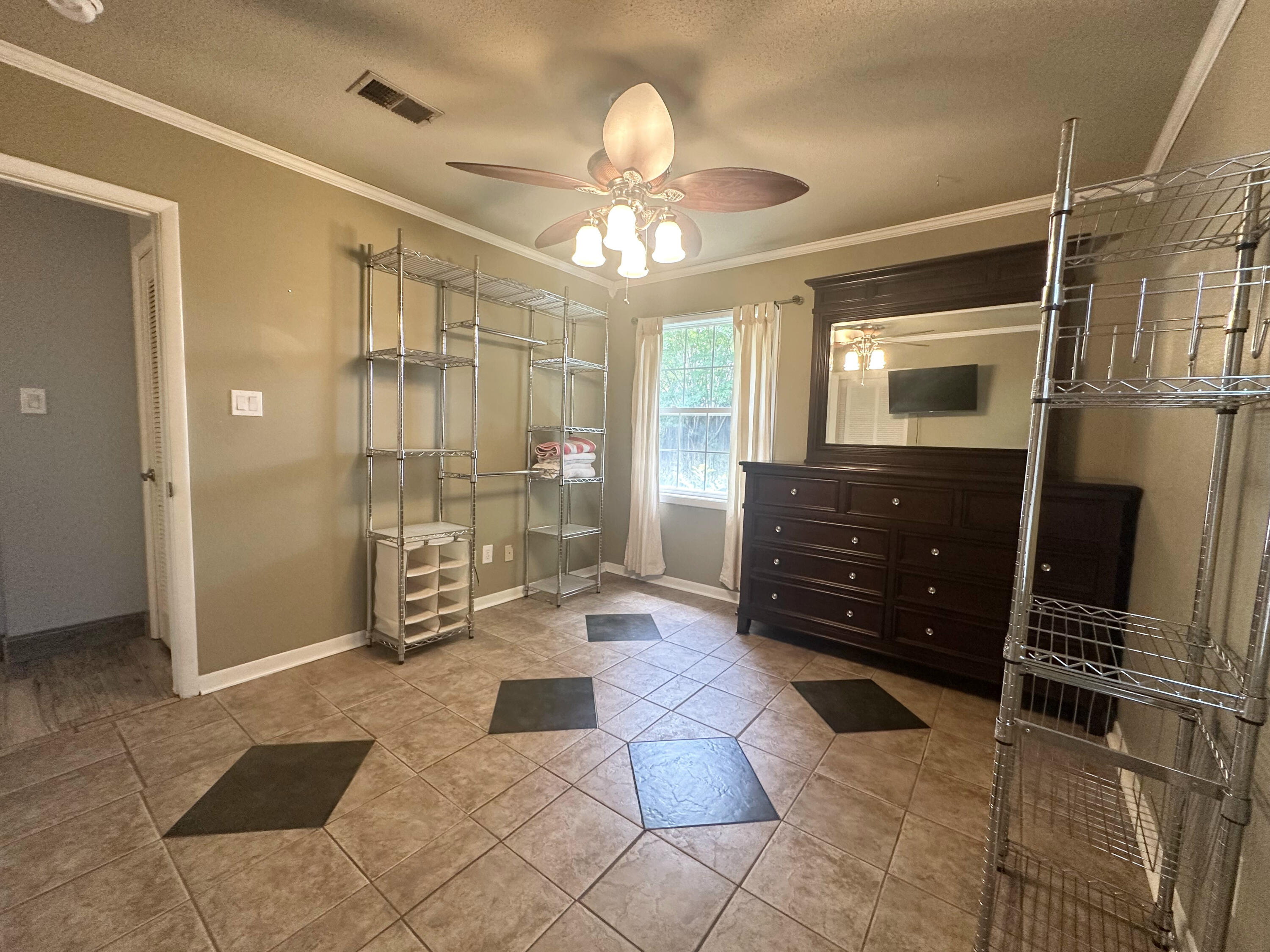 613 Mayflower Avenue