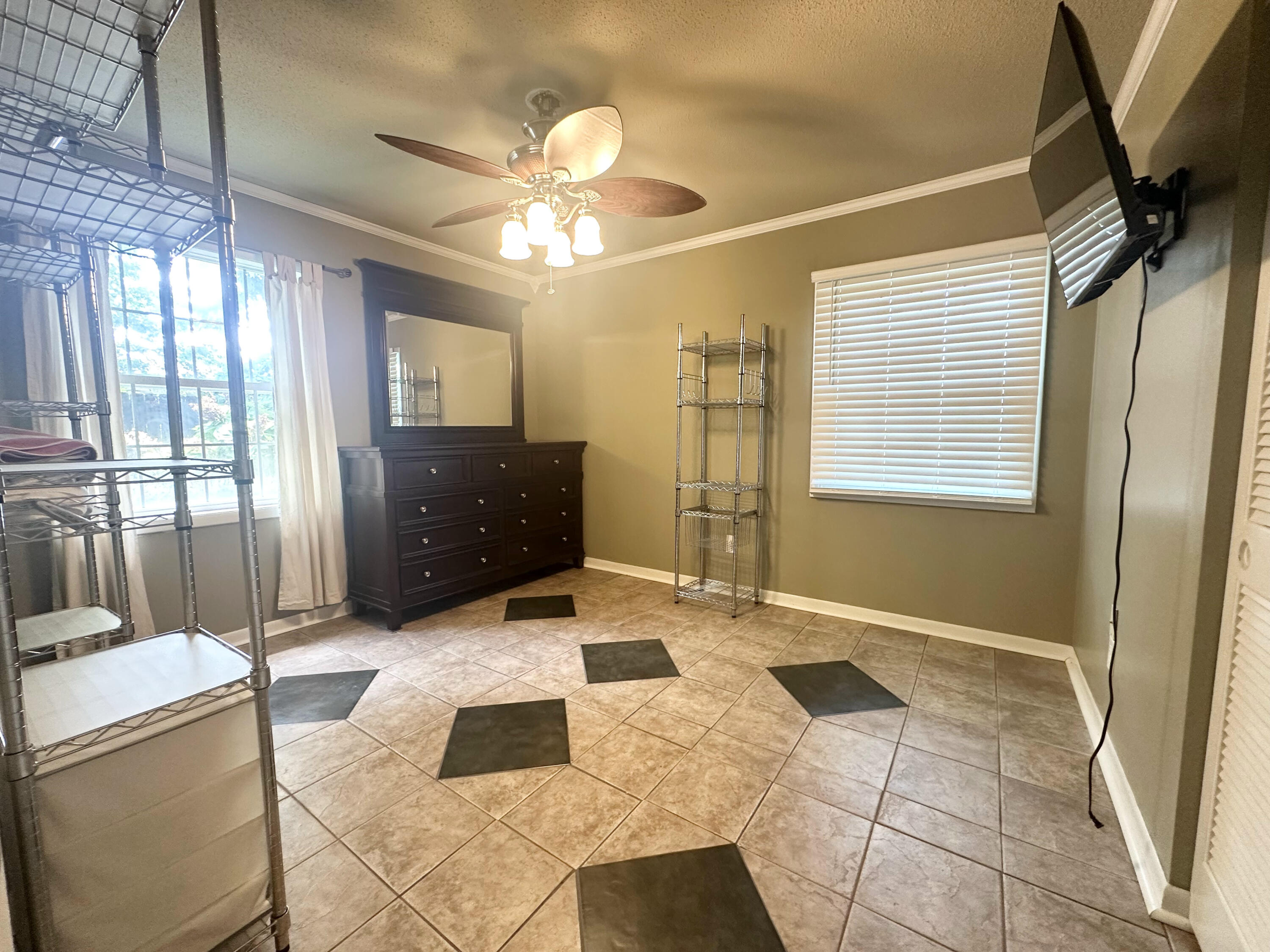 613 Mayflower Avenue