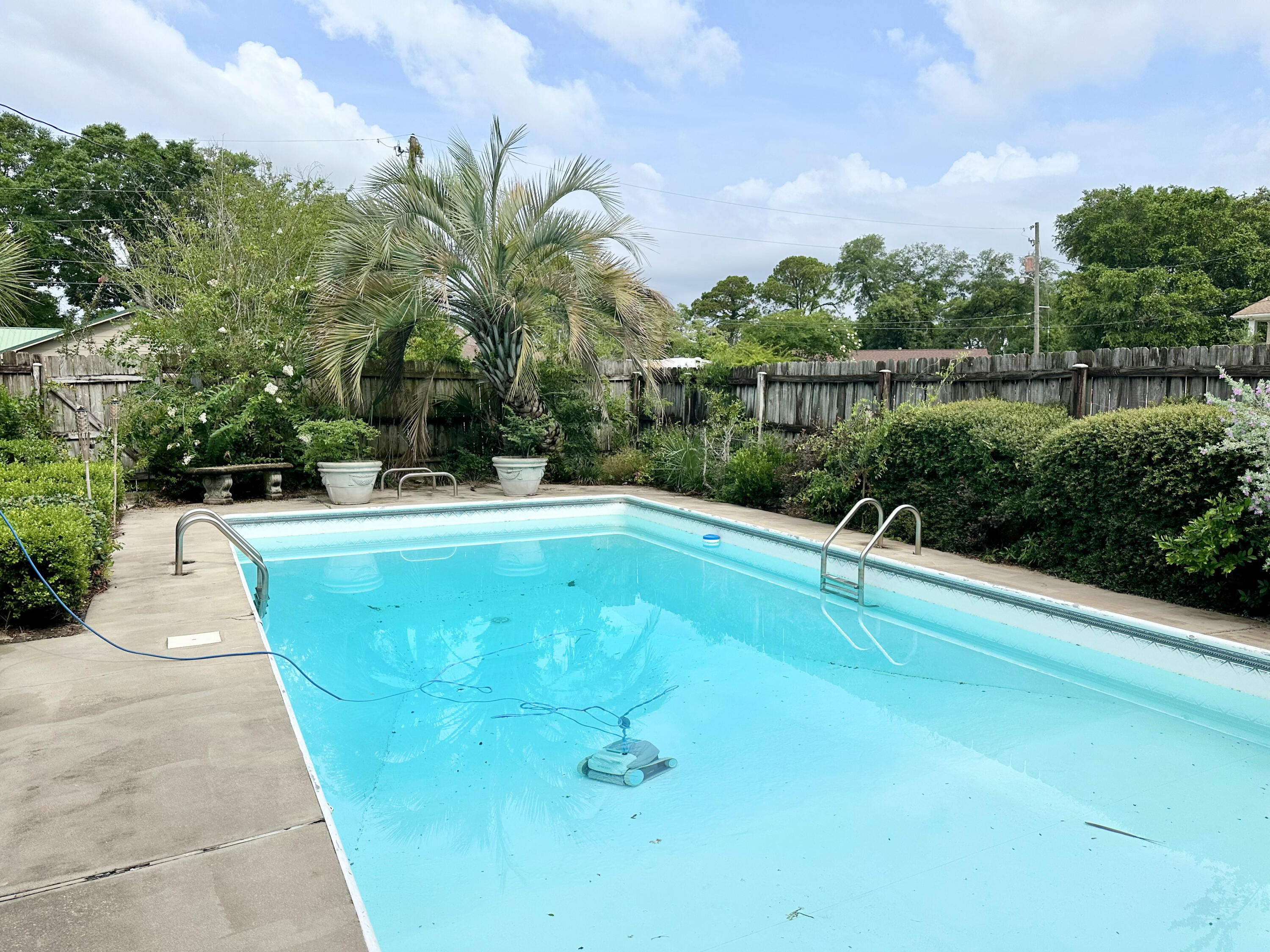 613 Mayflower Avenue