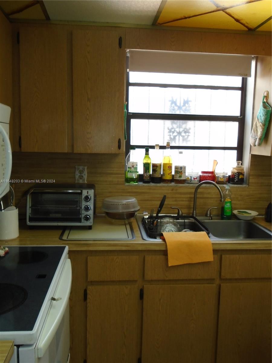 158 NW 18th Ct