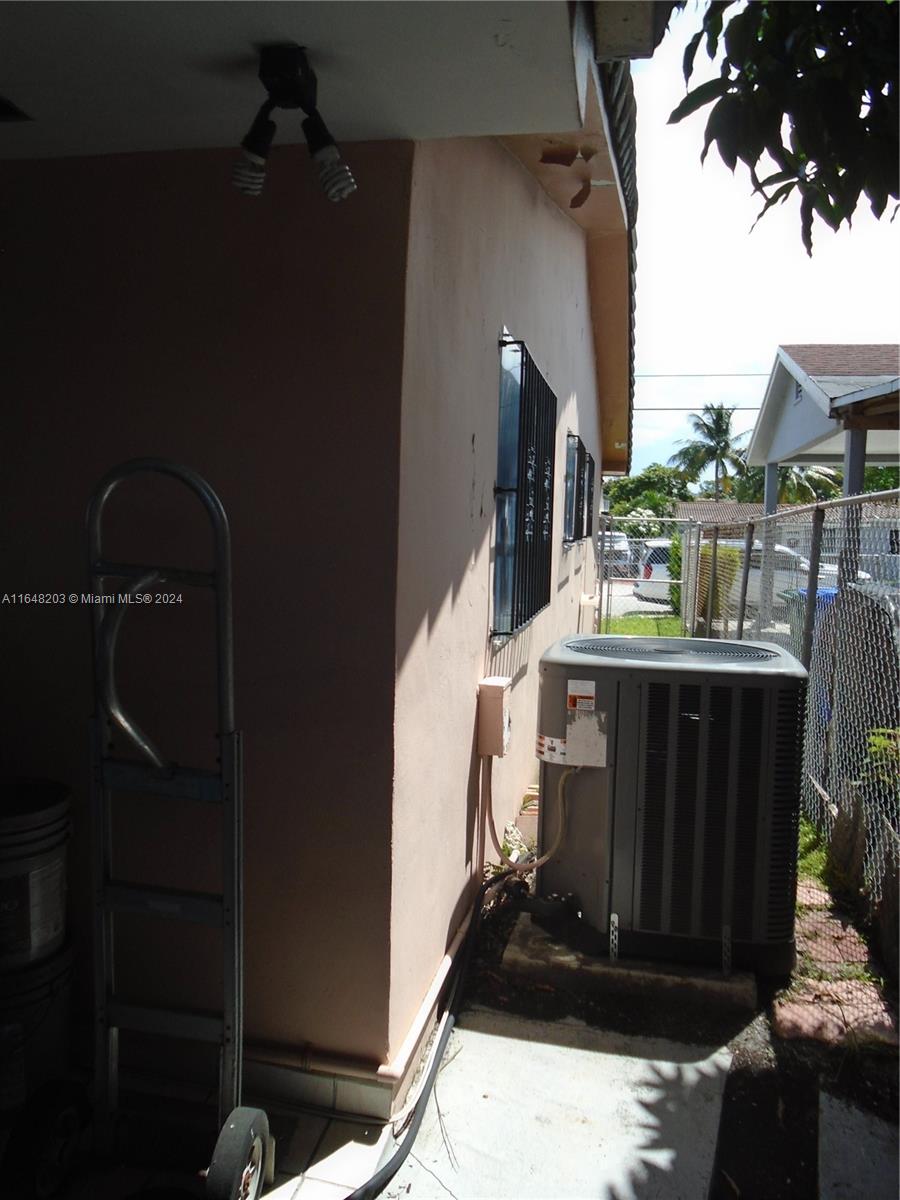 158 NW 18th Ct