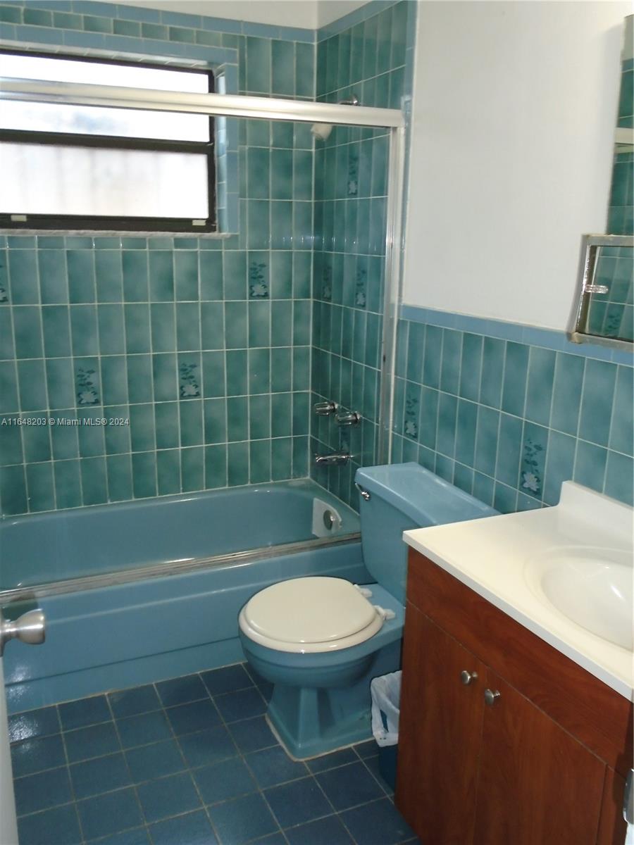 158 NW 18th Ct