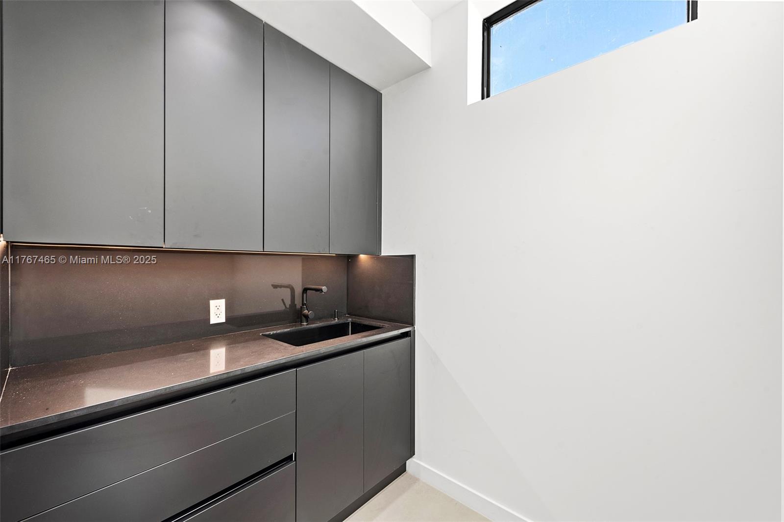 2572 NE 182nd Ter
