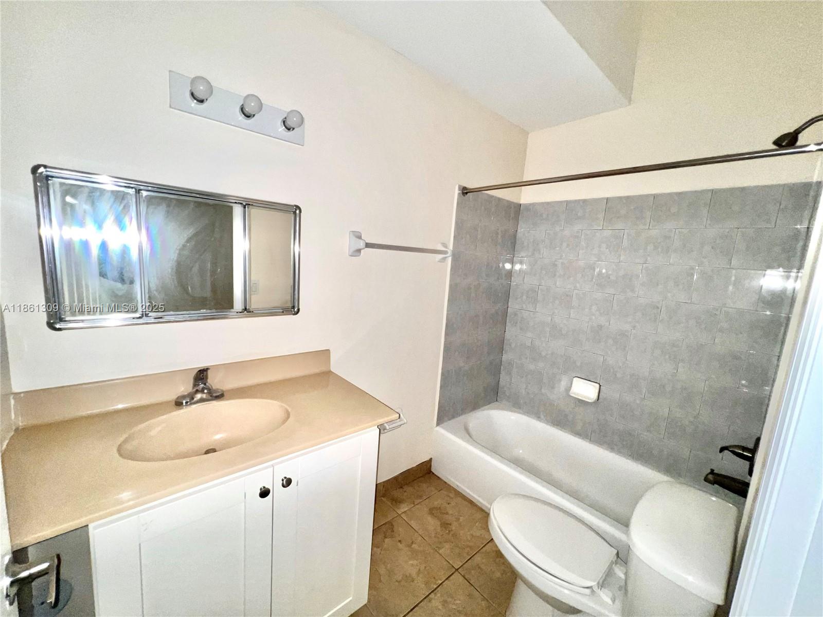1253 SW 2nd St # 202