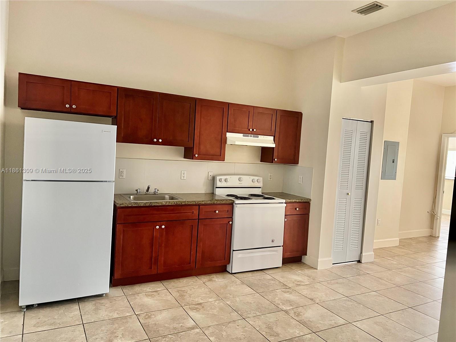 1253 SW 2nd St # 202