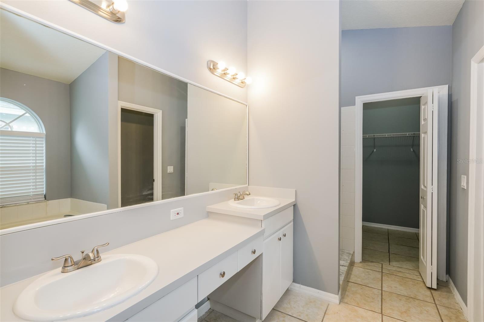 22707 RODERICK DR