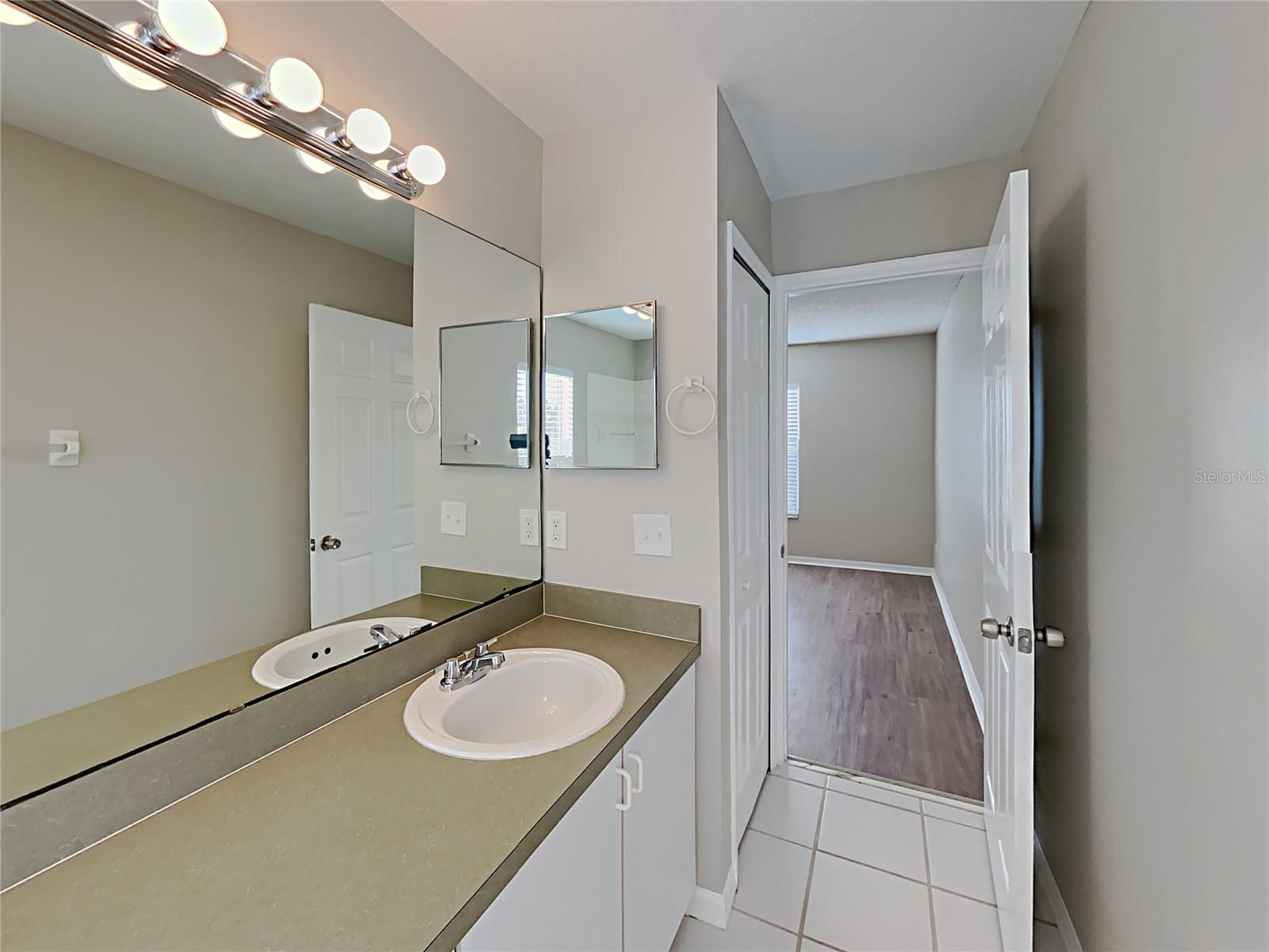 2184 HEATHWOOD CIR