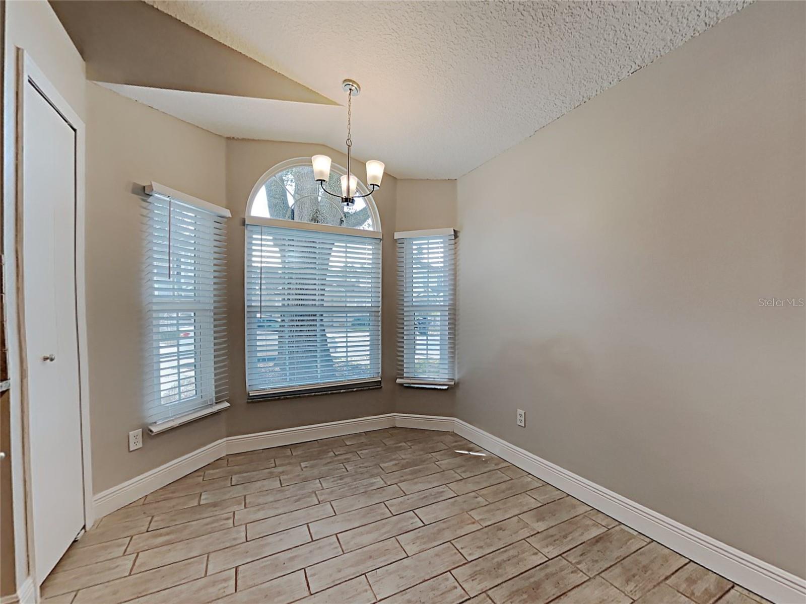 1604 CHATHAM CIR