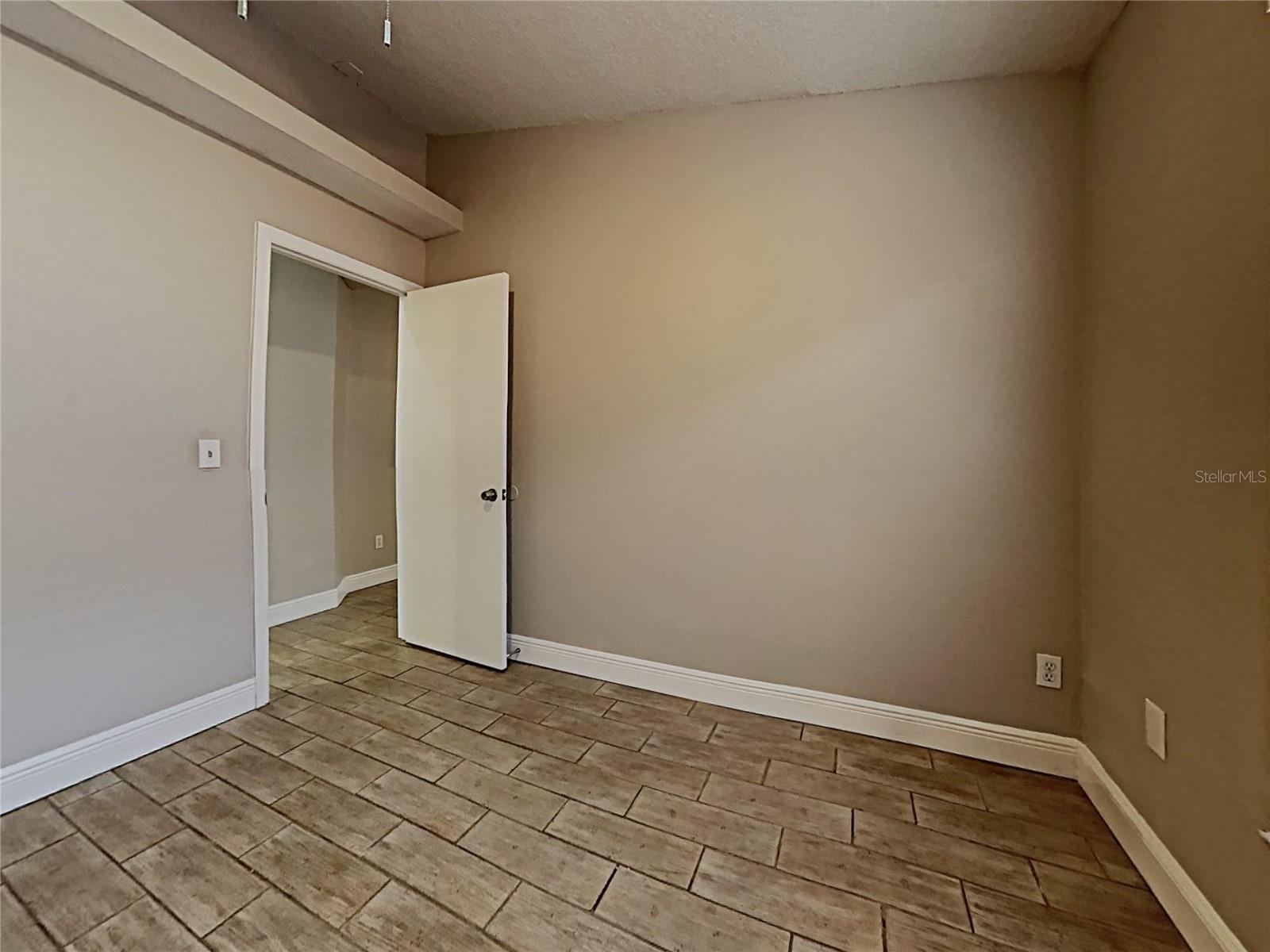 1604 CHATHAM CIR
