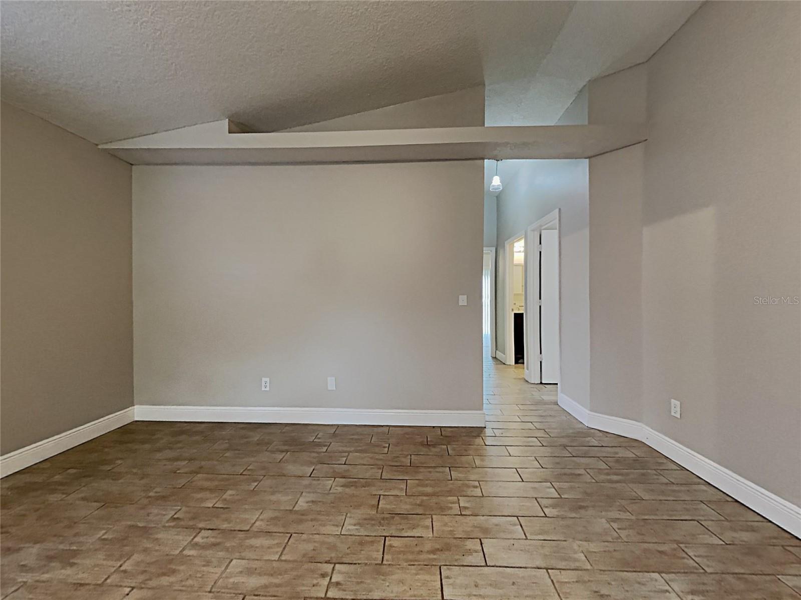 1604 CHATHAM CIR