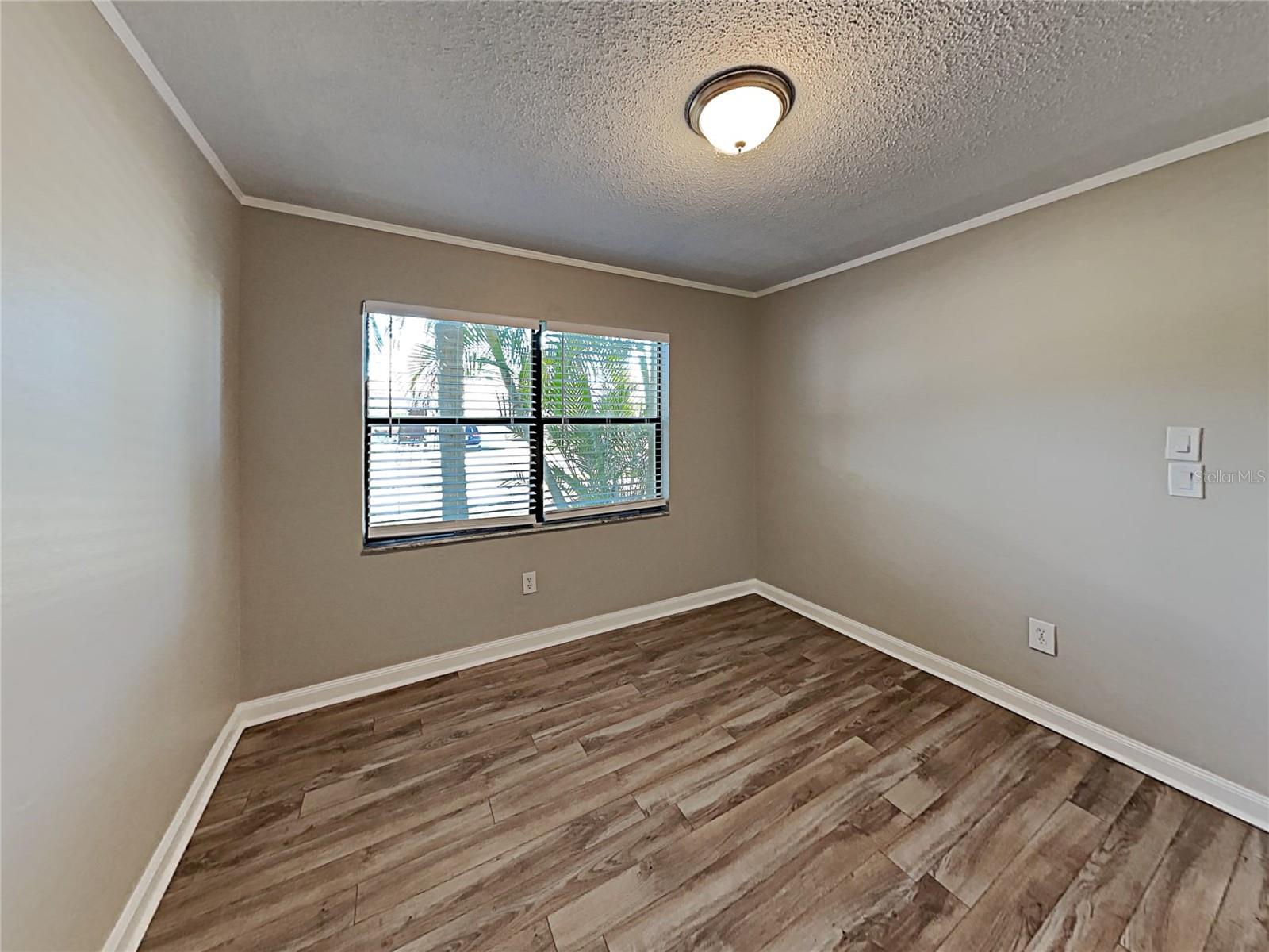 11701 LYNMOOR DR