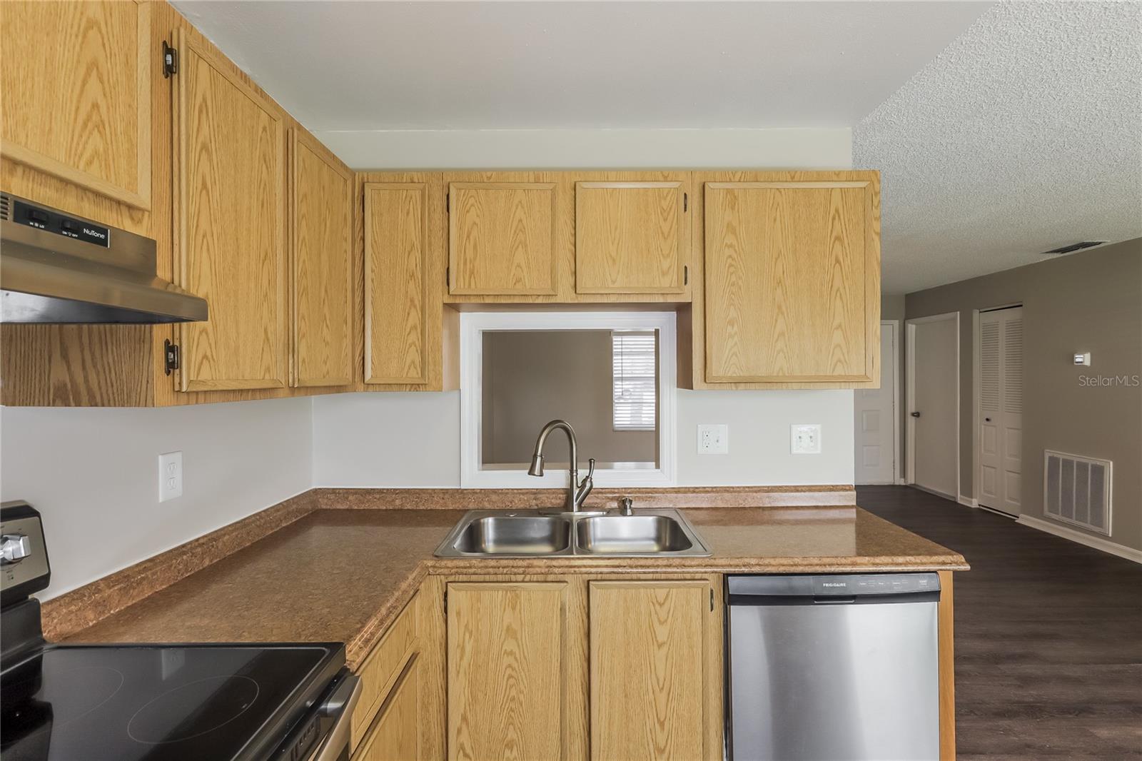 1002 PINEHAVEN CT