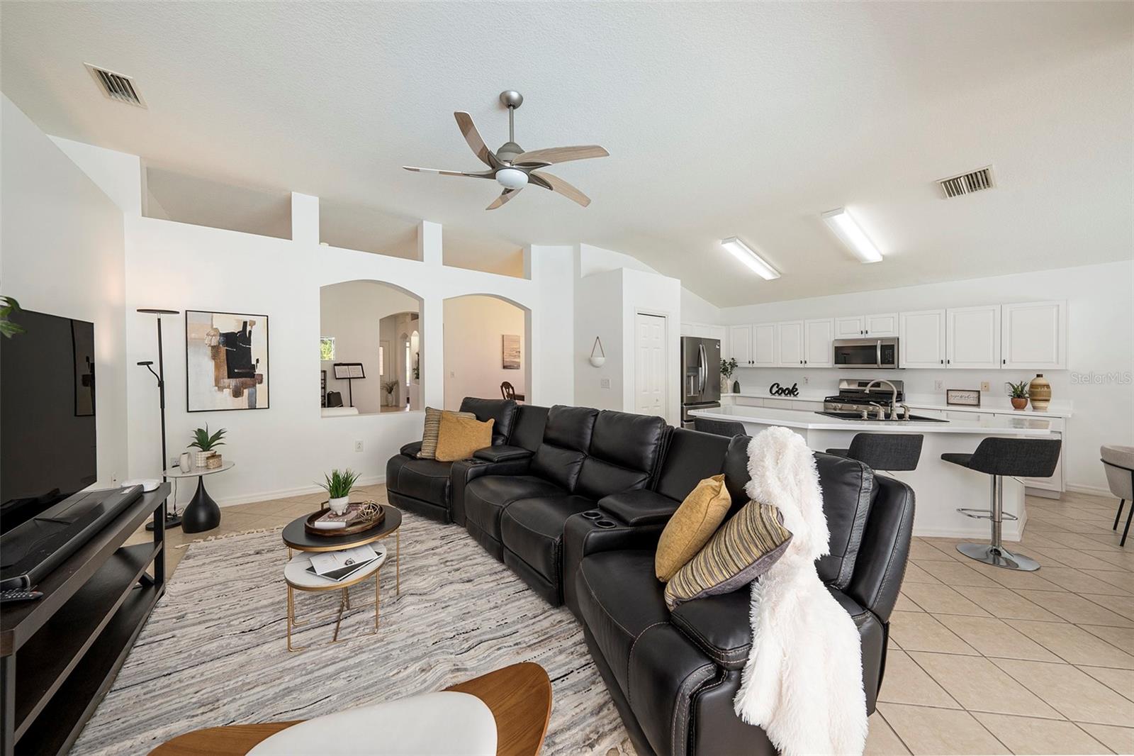 2132 RENSSELAER DR