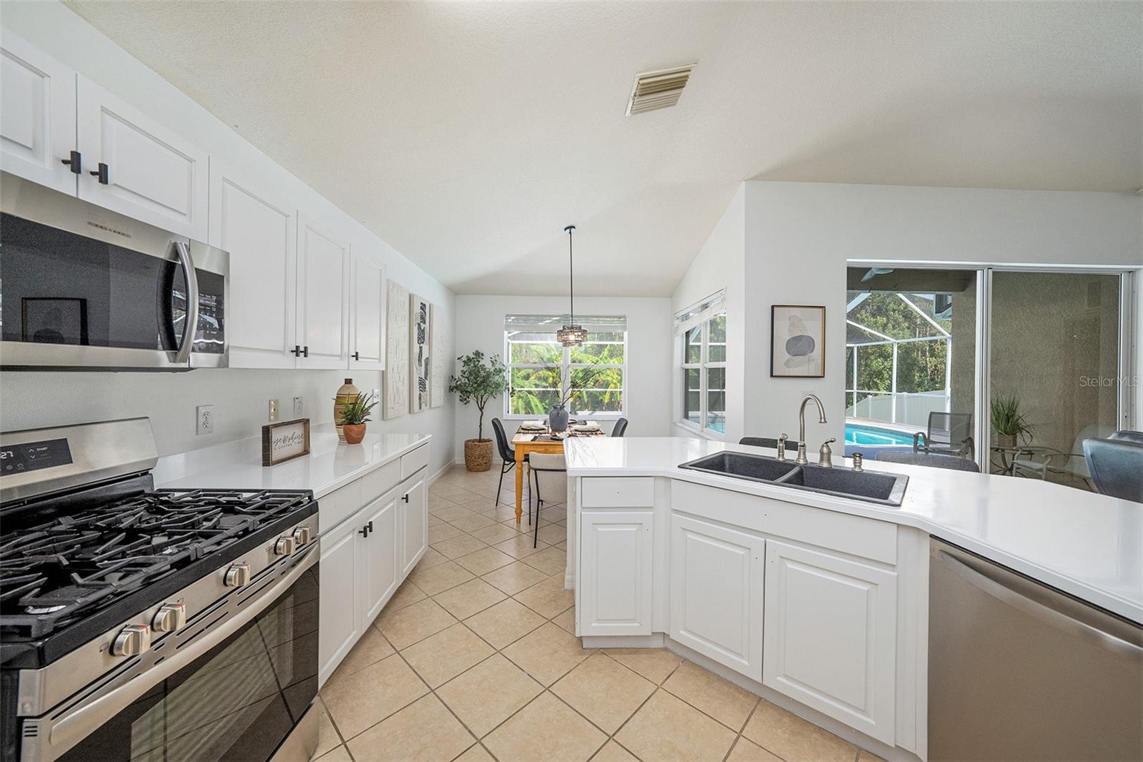 2132 RENSSELAER DR