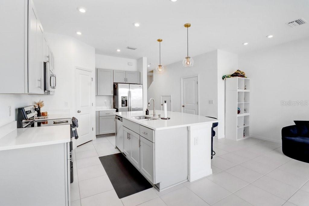 2301 ALEE LN