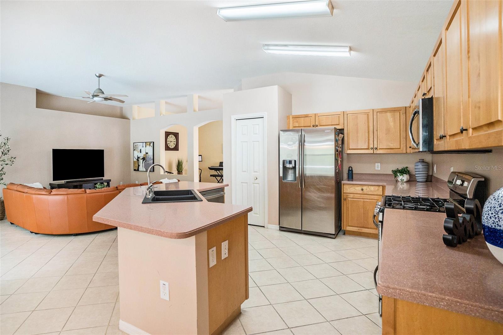 2132 RENSSELAER DR