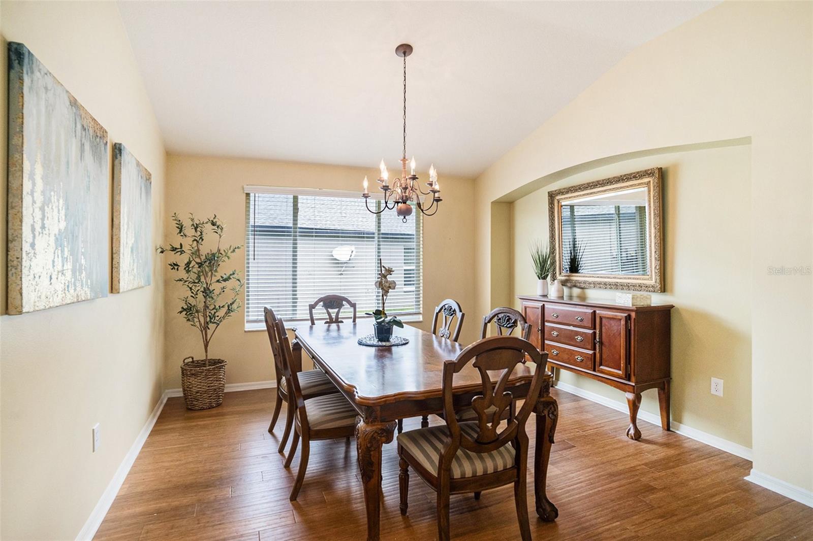 2132 RENSSELAER DR