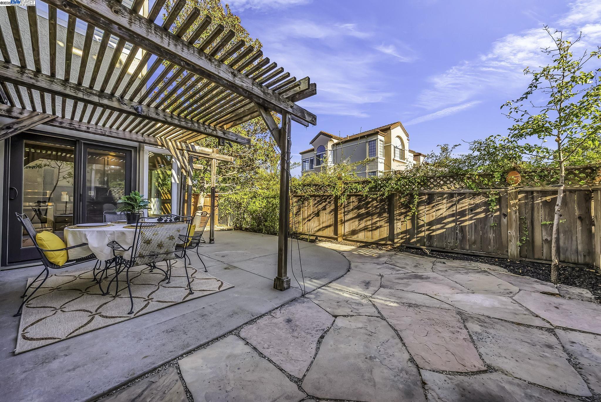 33 Lakeridge Court