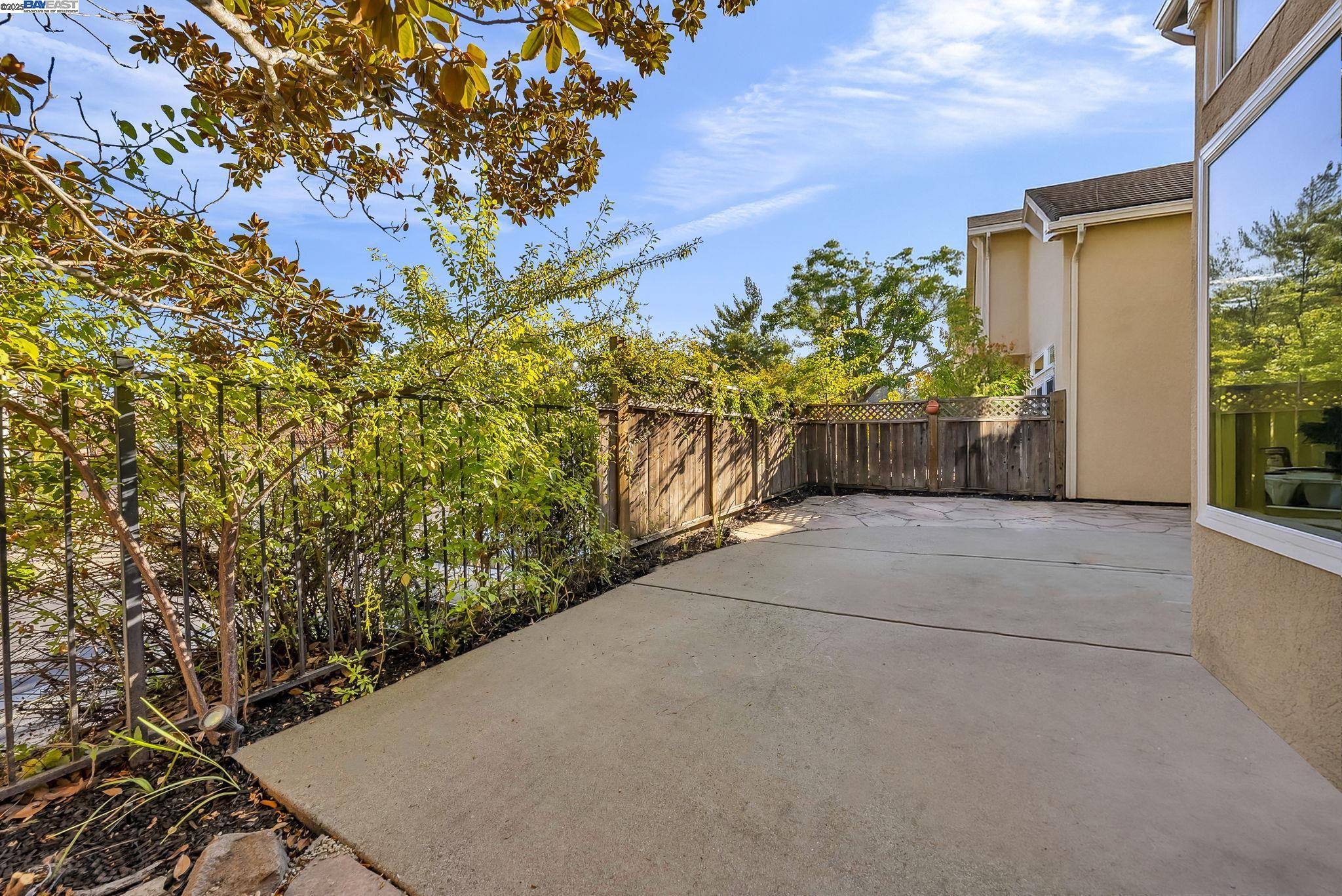 33 Lakeridge Court