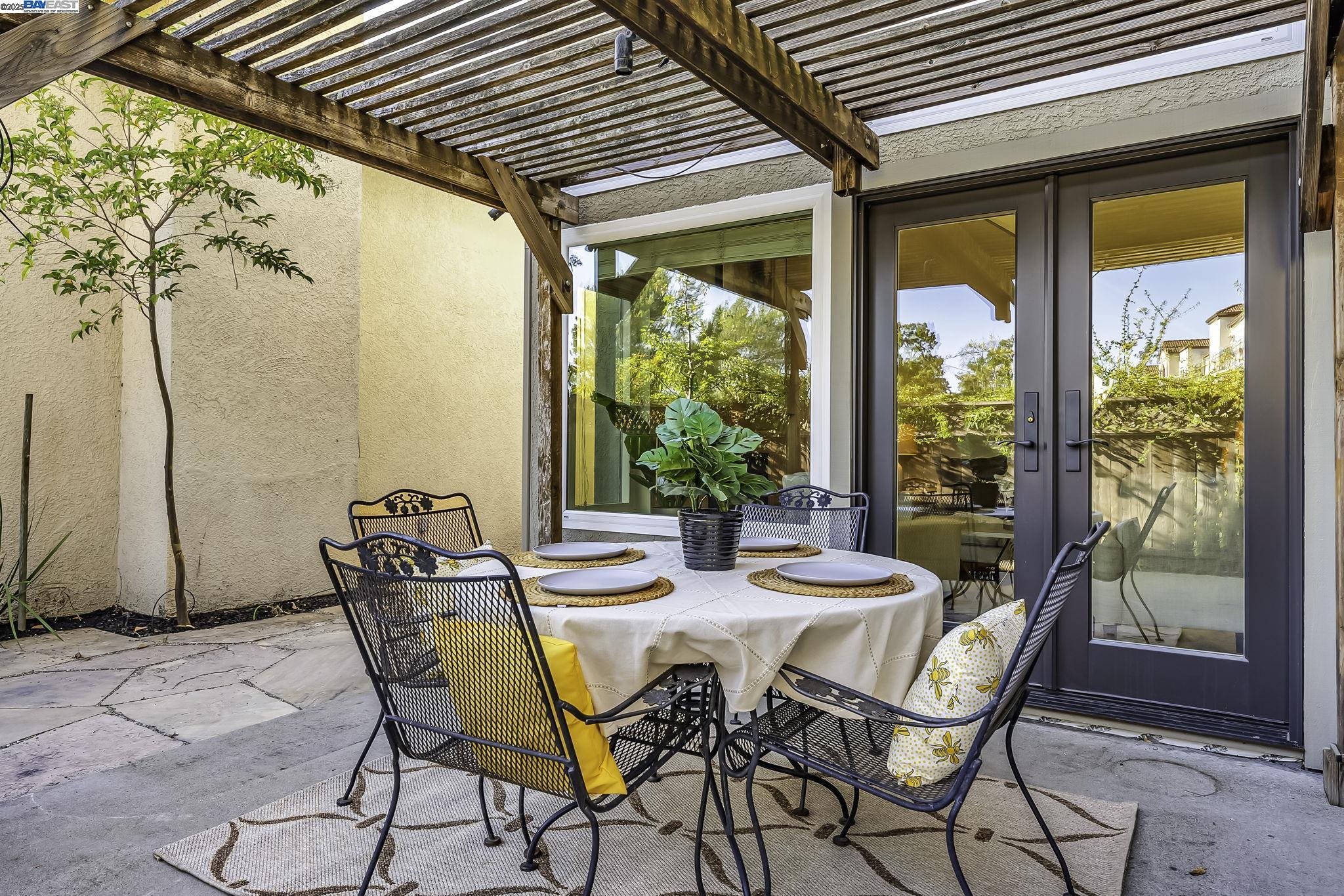 33 Lakeridge Court