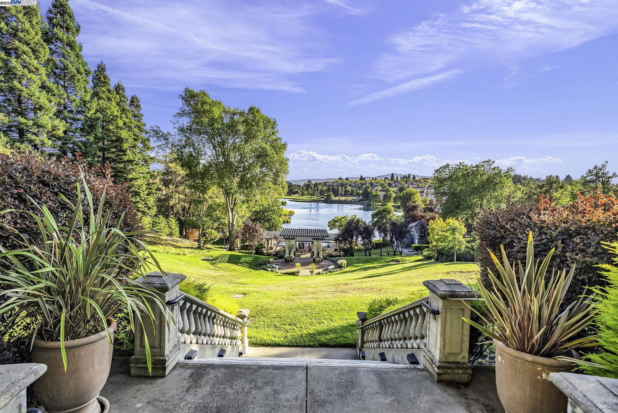 33 Lakeridge Court