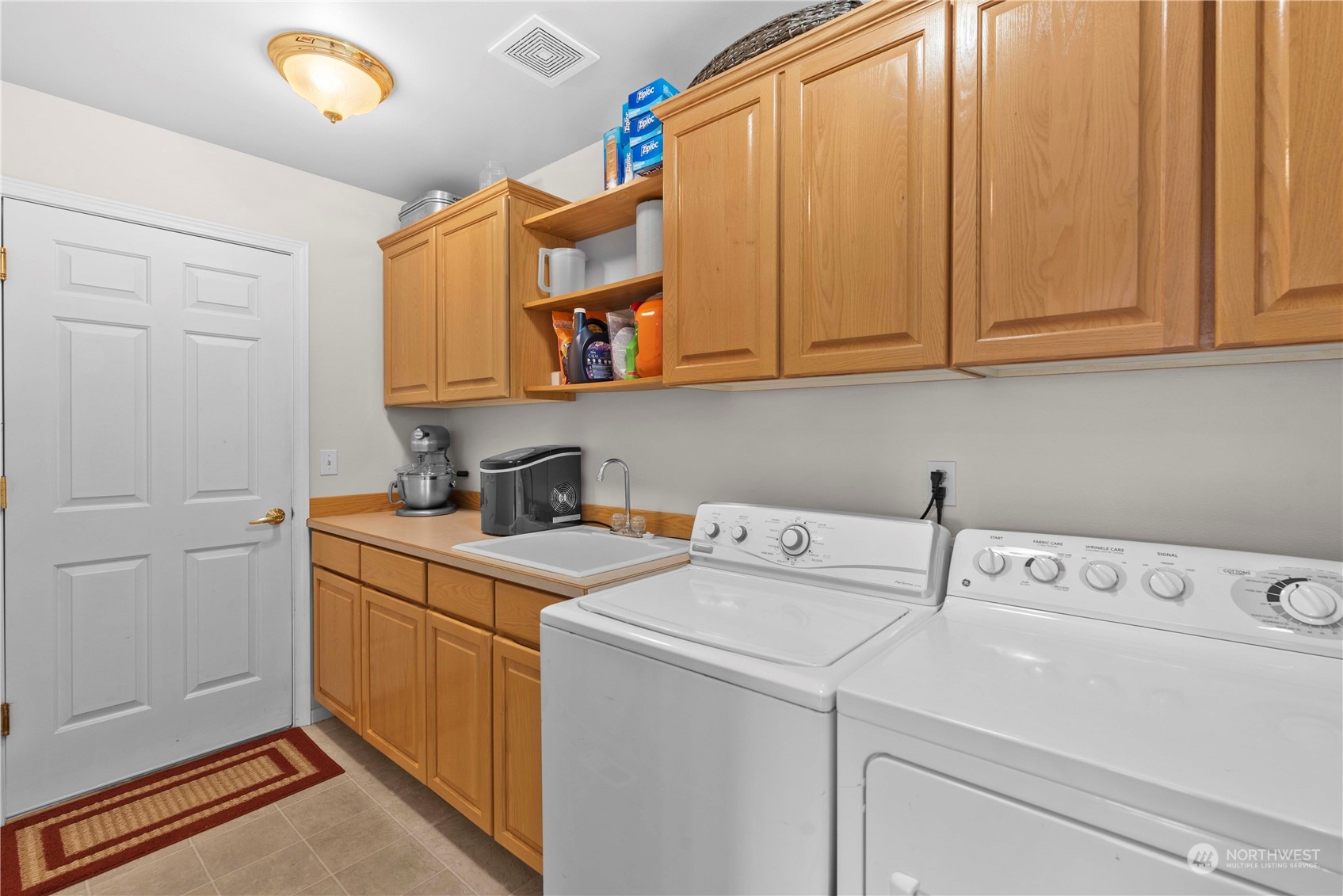 1556 Holly Ln