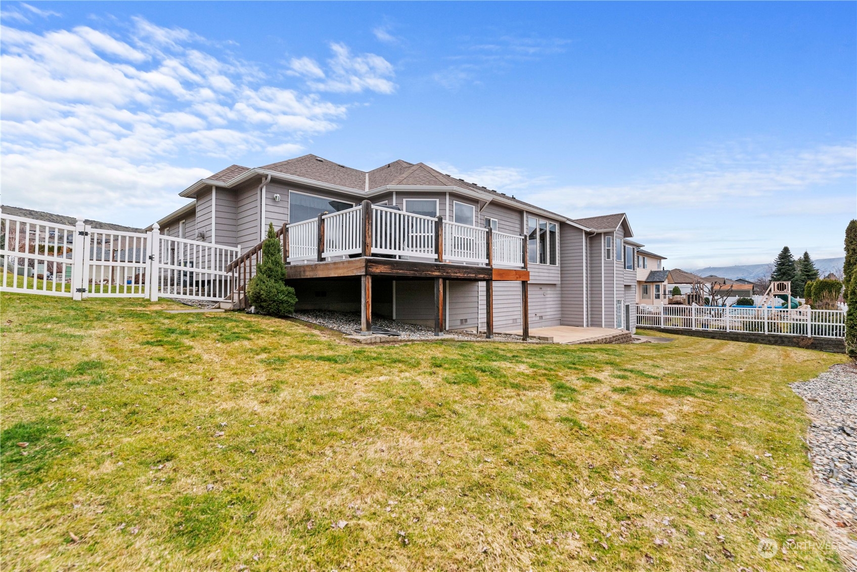 1556 Holly Ln
