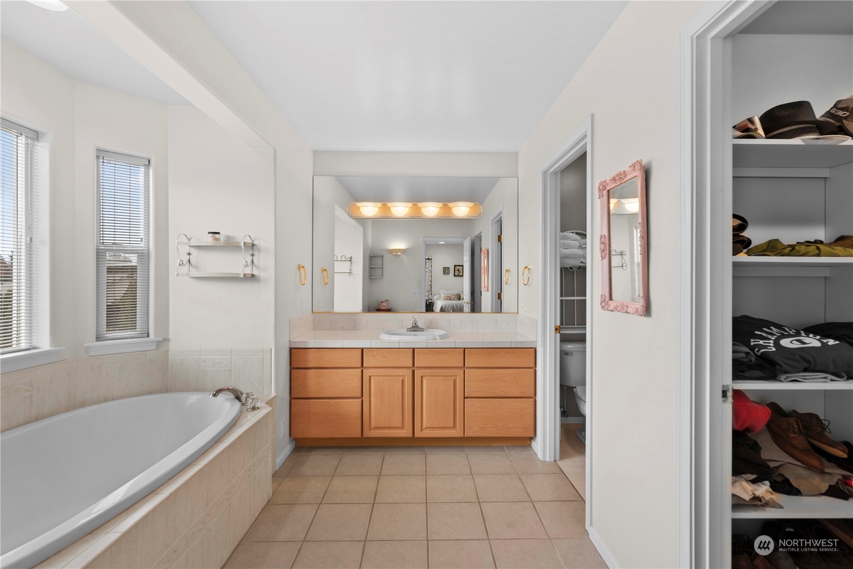 1556 Holly Ln