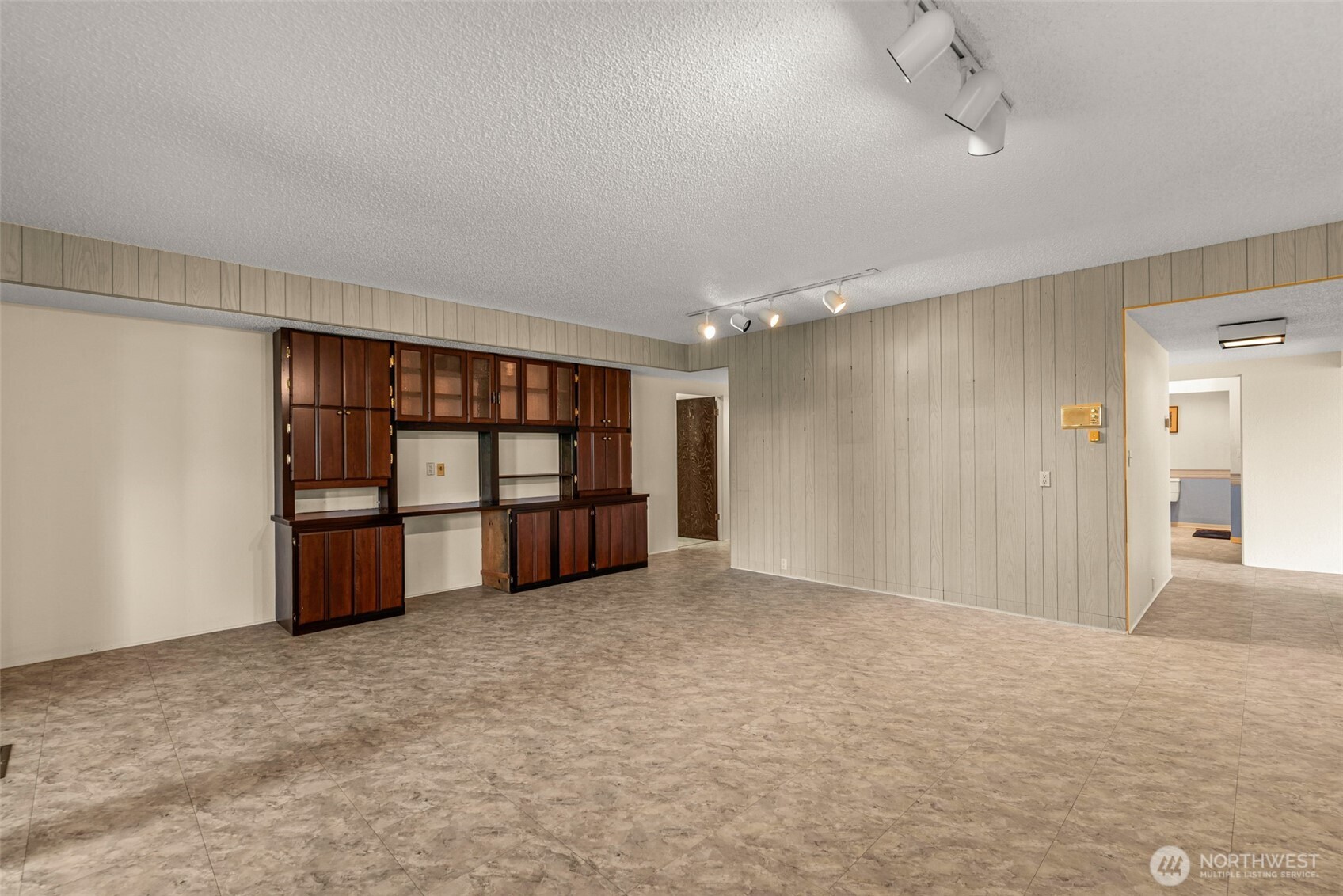 916 Skyline Place