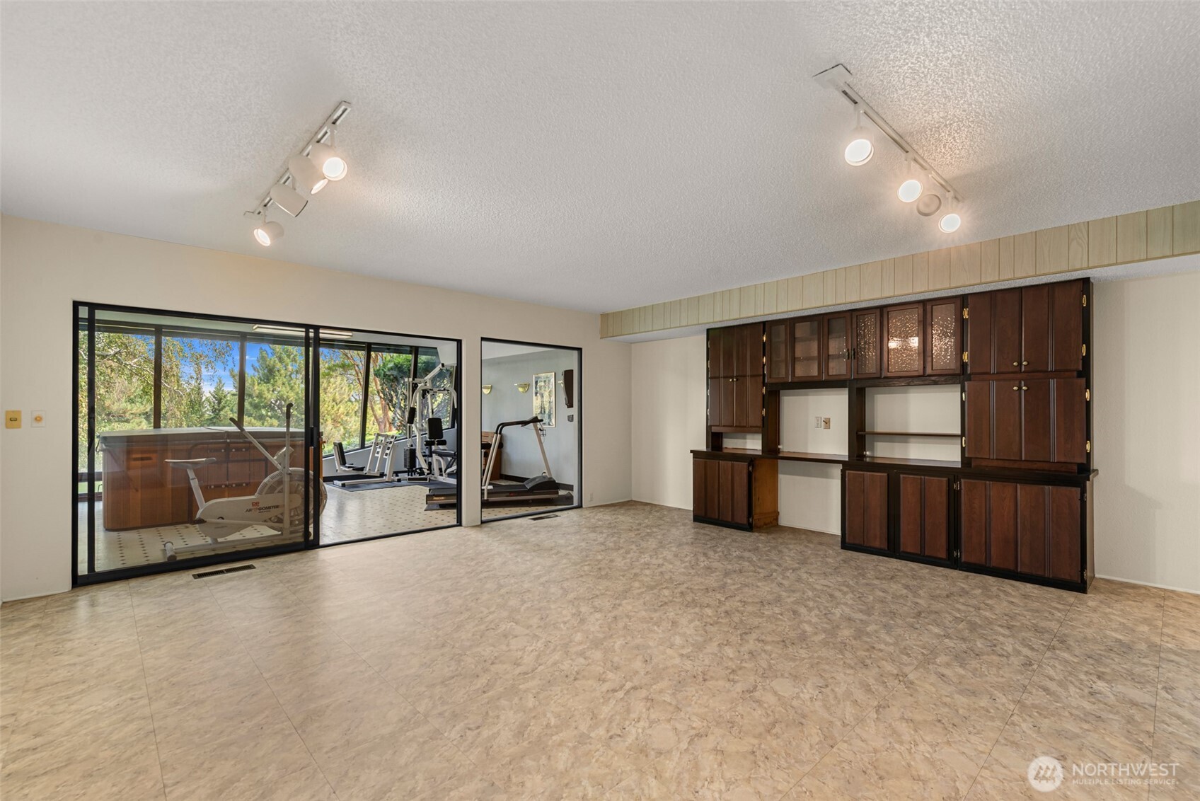 916 Skyline Place