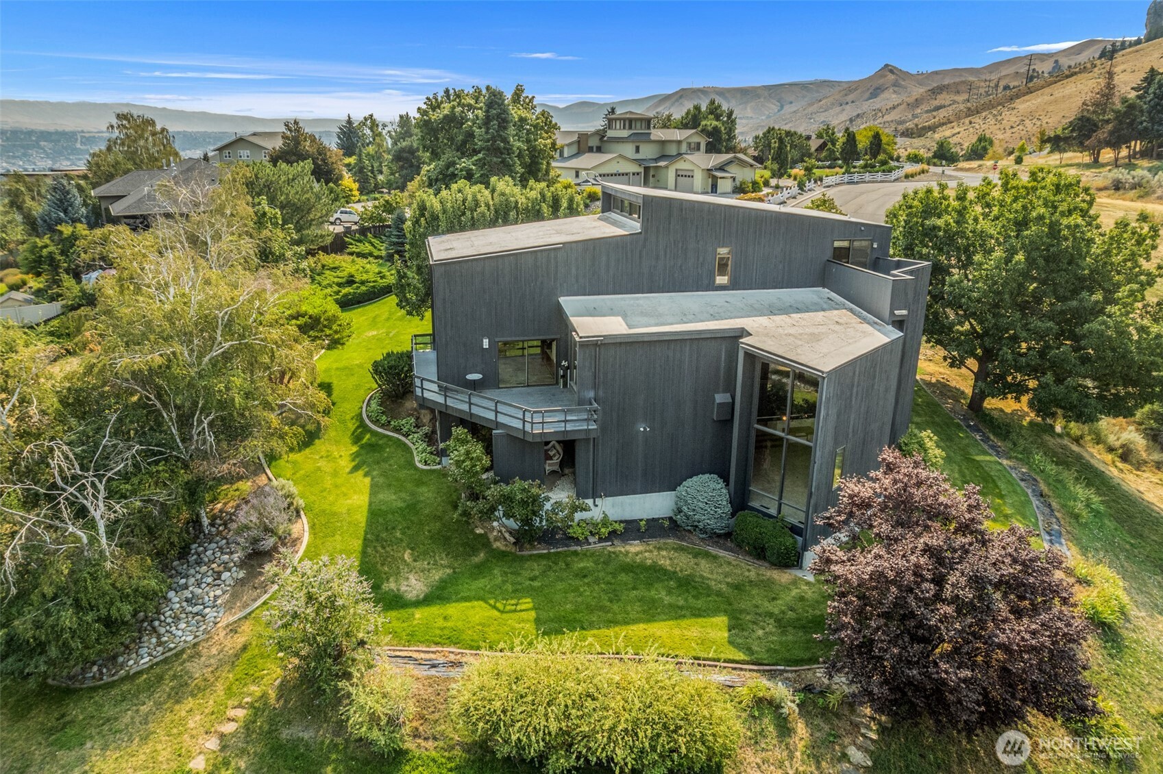916 Skyline Place