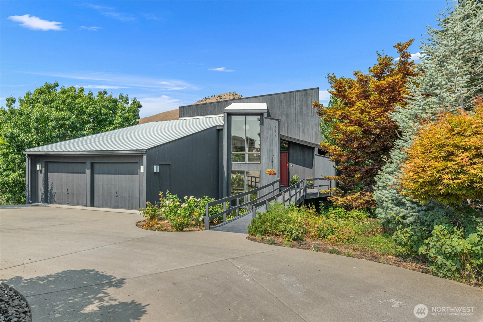 916 Skyline Place