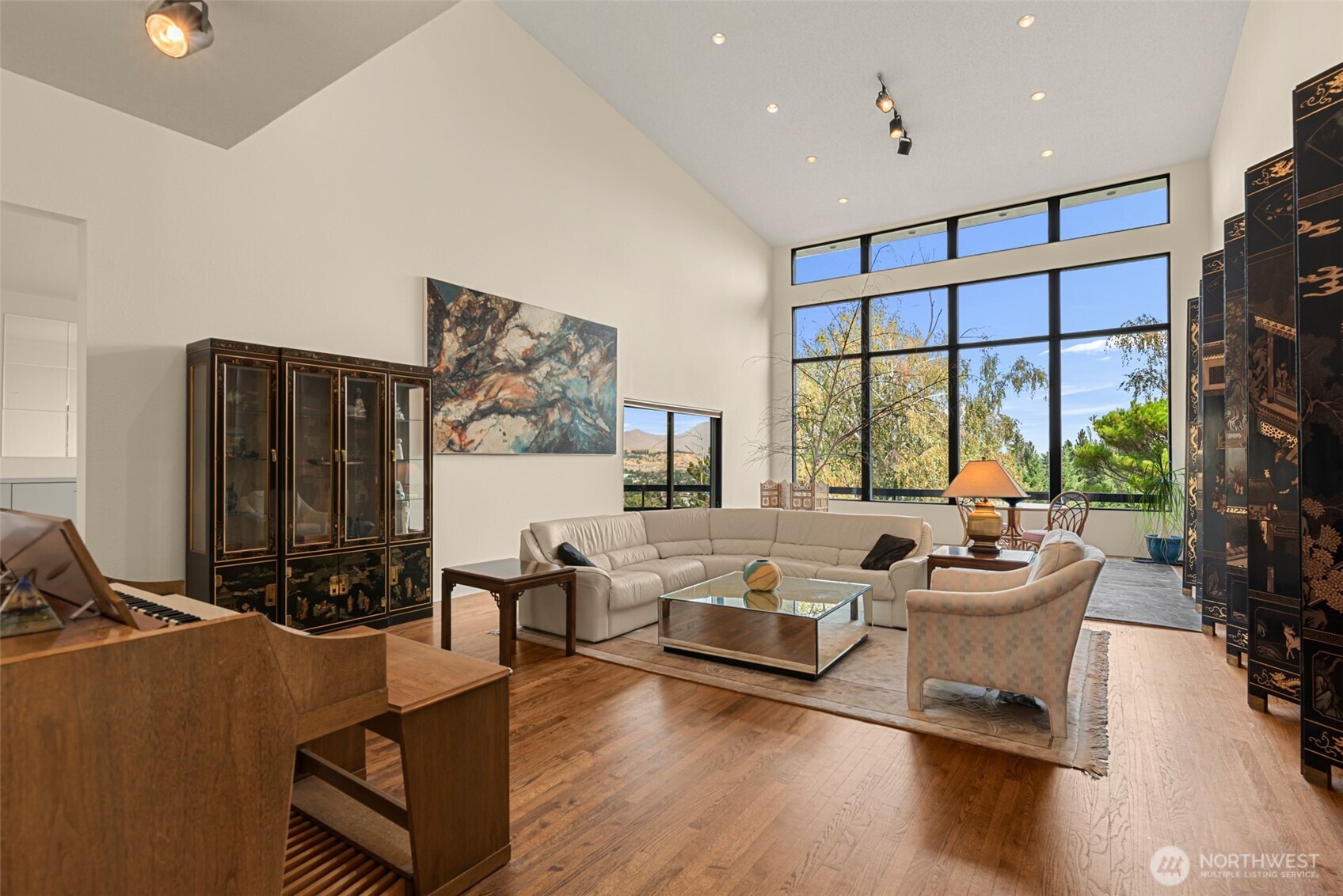 916 Skyline Place