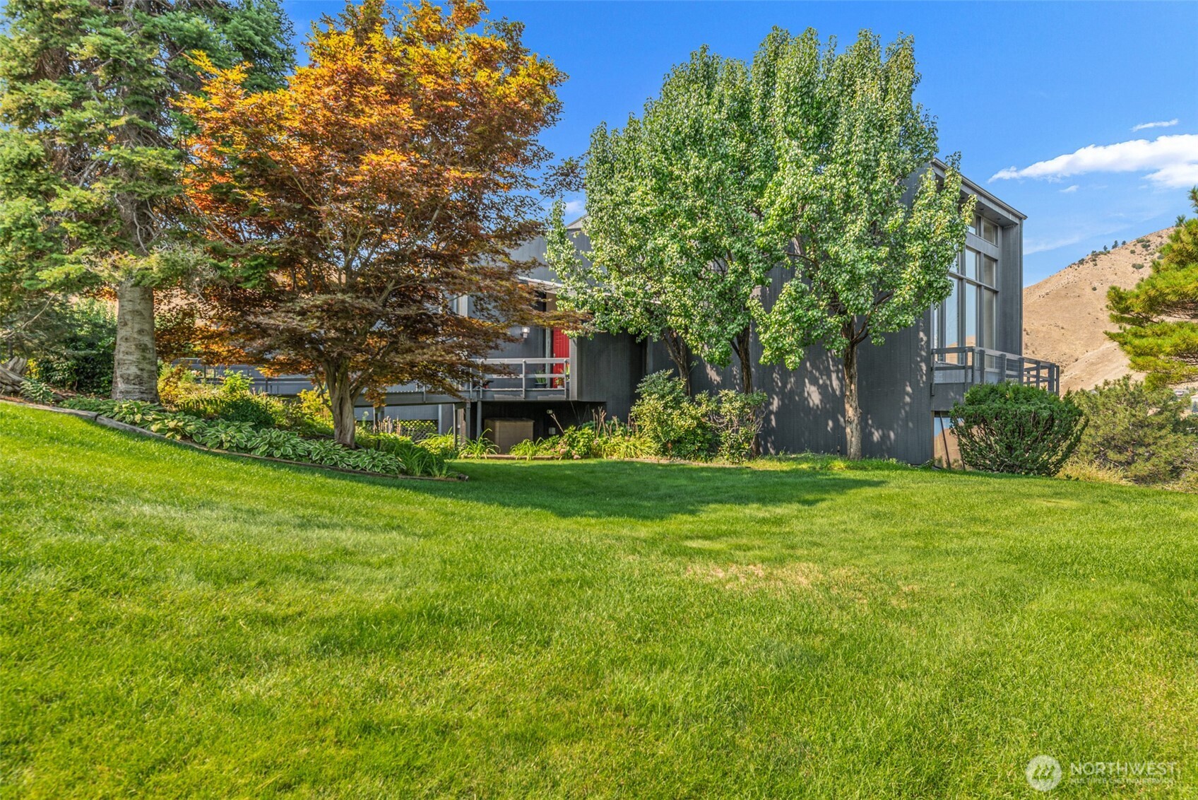 916 Skyline Place