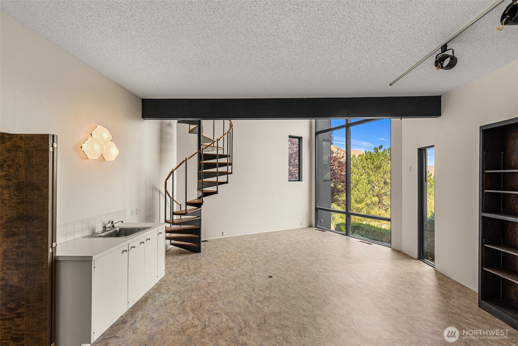 916 Skyline Place