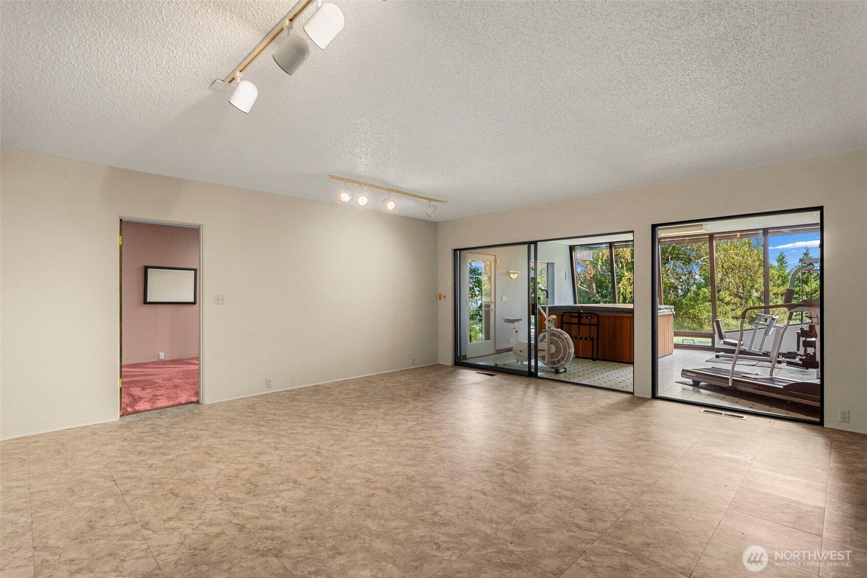 916 Skyline Place