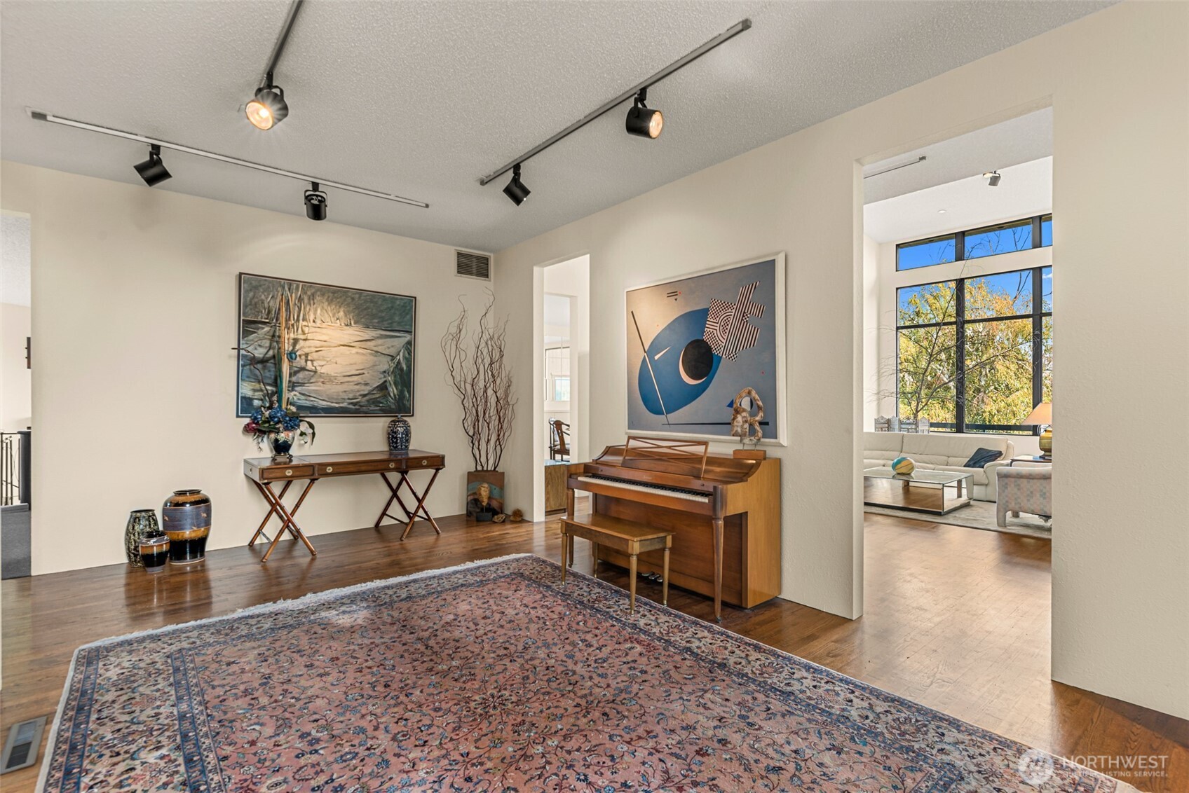 916 Skyline Place